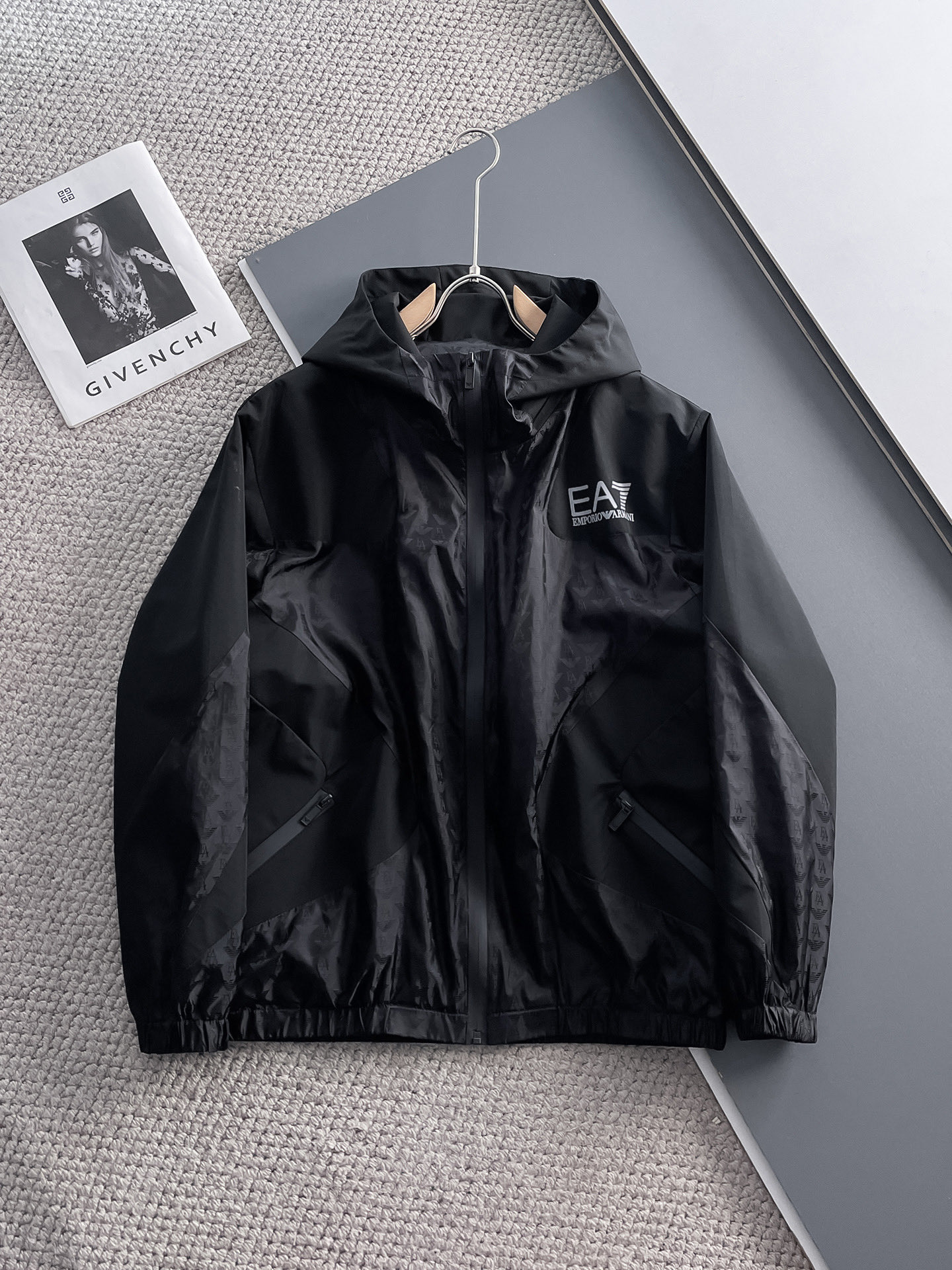 NO:119451,The same style on Armani official website, complete three standards, released in advance. 2025ss spring new men's jacket, original single three standards, high-end version, customized counter fabric, breathable and comfortable, impeccable details, brand element design concept, reflecting high quality. The feel is delicate and soft, presents casual cut, and the upper body style is superb. Number of sizes M~3XL,,,armani, jackets & coats, jackets & coats, alexander wang19860909阿玛尼官网同款,三标齐全,提前发售 2025ss春季新款男士夹克外套,原单三标齐全高端版本 专柜定制面料 透气舒适度高,细节无可挑剔,品牌元素设计理念,体现高品质.手感细腻柔软 呈现休闲裁剪,上身版型超赞 码数M～3XL,,,armani,jackets & coats,jackets & coats,alexander wang,Men's clothing