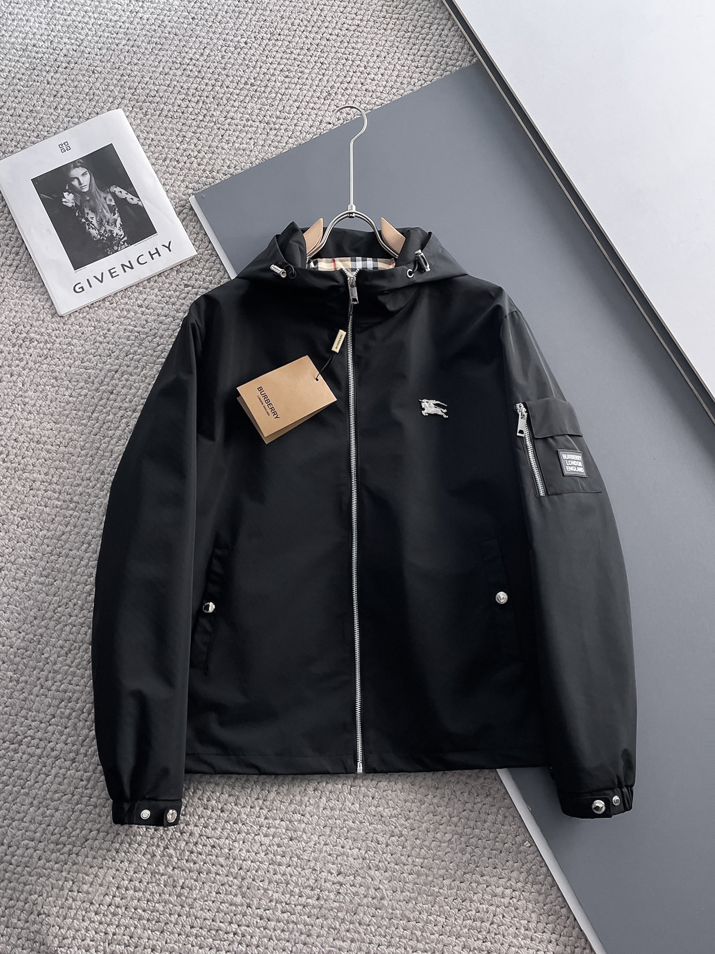 NO:119453,Burberry's official website has the same style, complete three standards, and is released in advance. 2025ss Spring new men's jacket, original single three standards, high-end version, customized counter fabric, breathable and comfortable, impeccable details, brand element design concept, reflecting high quality. The feel is delicate and soft, presents casual cut, and the upper body style is superb. Number of sizes M~3XL,,,burberry, jackets & coats, jackets & coats, alexander wang19860909巴宝莉官网同款,三标齐全,提前发售 2025ss春季新款男士夹克外套,原单三标齐全高端版本 专柜定制面料 透气舒适度高,细节无可挑剔,品牌元素设计理念,体现高品质.手感细腻柔软 呈现休闲裁剪,上身版型超赞 码数M～3XL,,,burberry,jackets & coats,jackets & coats,alexander wang,Men's clothing