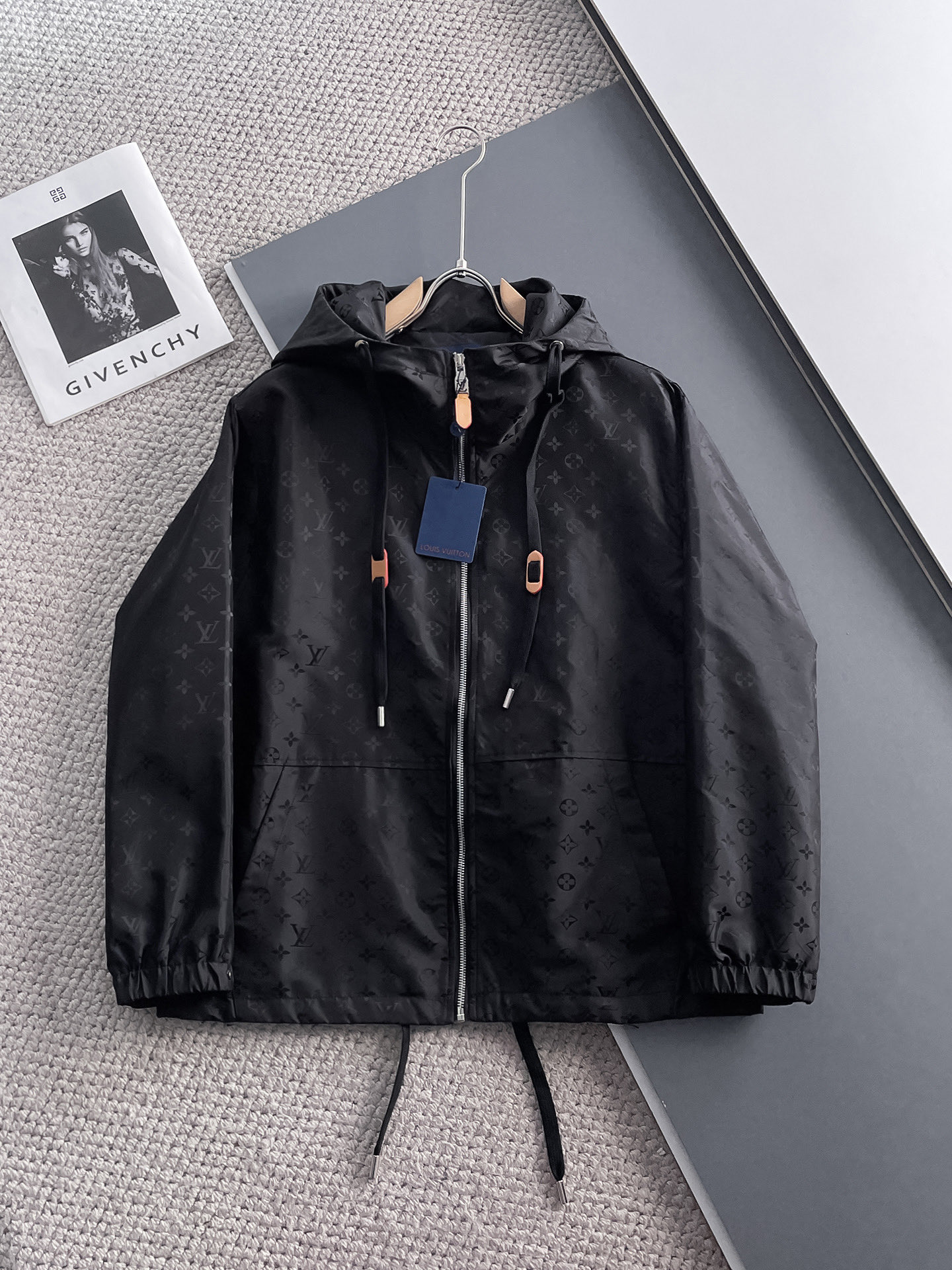 NO:119471,The same model on the official website of LV, complete three standards, released in advance. 2025ss Spring new men's jacket, original three standards, high-end version, customized counter fabric, breathable and comfortable, impeccable details, brand element design concept, reflecting high quality. The feel is delicate and soft, presents casual cut, and the upper body style is superb. Number of sizes M~3XL,,,louis vuitton, jackets & coats, jackets & coats, alexander wang19860909LV 官网同款,三标齐全,提前发售 2025ss春季新款男士夹克外套,原单三标齐全高端版本 专柜定制面料 透气舒适度高,细节无可挑剔,品牌元素设计理念,体现高品质.手感细腻柔软 呈现休闲裁剪,上身版型超赞 码数M～3XL,,,louis vuitton,jackets & coats,jackets & coats,alexander wang,Men's clothing