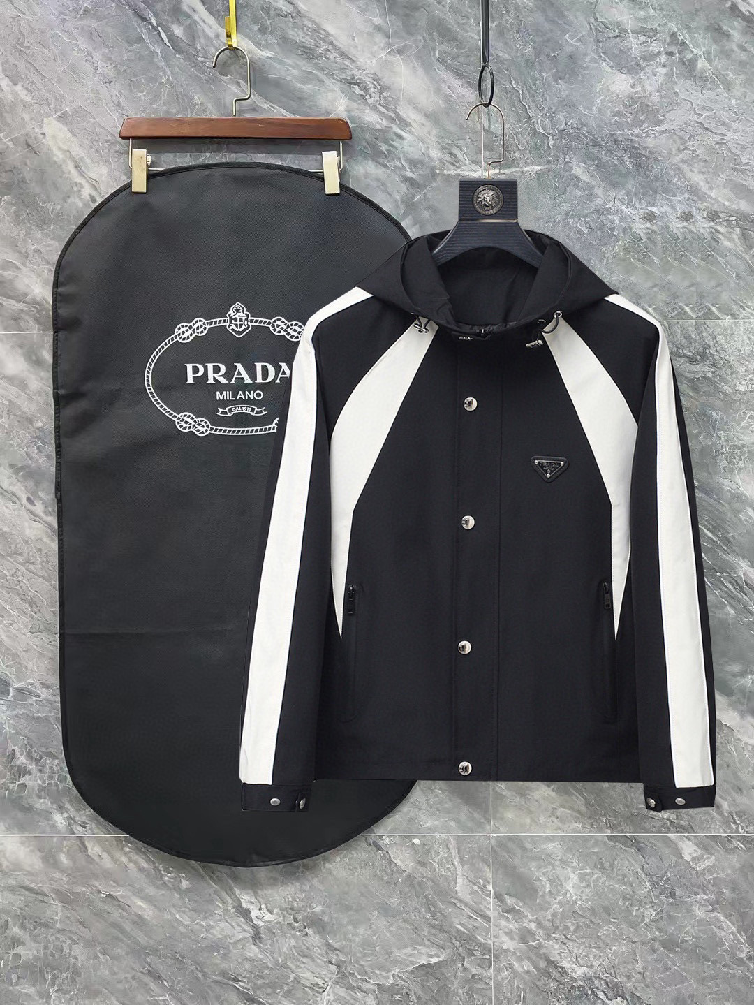 NO:121039,Prada's official website has the same style, complete three standards, and is released in advance. 2025ss Spring new men's jacket, original single three standards, high-end version, customized counter fabric, breathable and comfortable, impeccable details, brand element design concept, reflecting high quality. The feel is delicate and soft, presents casual cut, and the upper body style is superb. Number of sizes M~3XL,,,prada, jackets & coats, jackets & coats, alexander wang19860909普拉达 官网同款,三标齐全,提前发售 2025ss春季新款男士夹克外套, 原单三标齐全高端版本 专柜定制面料 透气舒适度高,细节无可挑剔,品牌元素设计理念,体现高品质.手感细腻柔软 呈现休闲裁剪,上身版型超赞 码数M～3XL,,,prada,jackets & coats,jackets & coats,alexander wang,Men's clothing