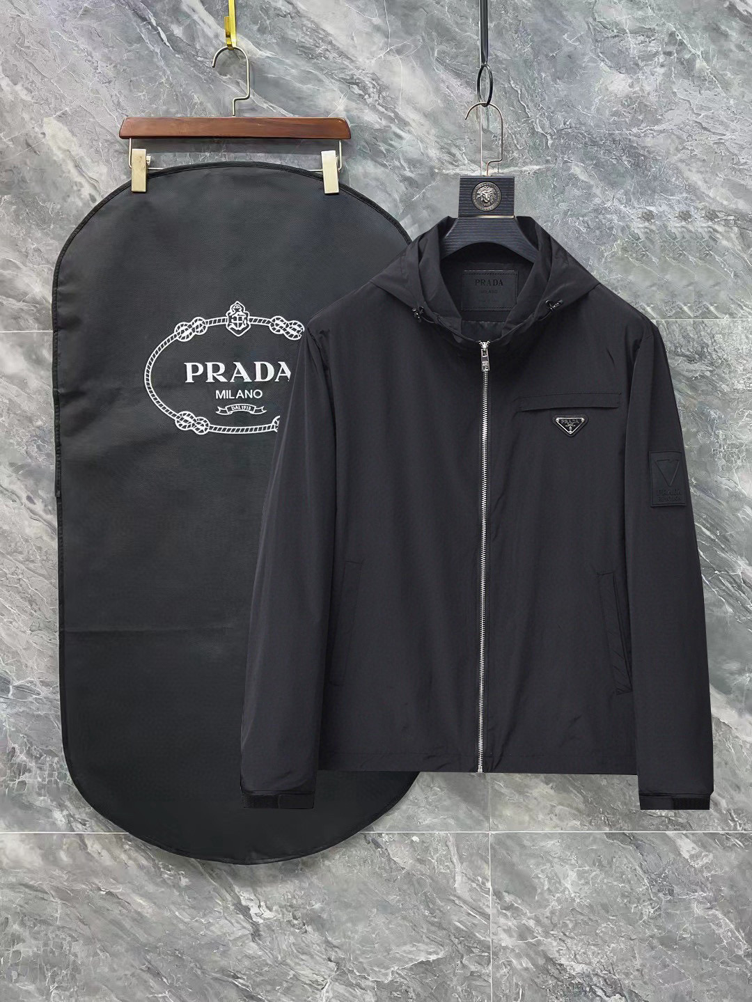 NO:121017,Prada's official website has the same style, complete three standards, and is released in advance. 2025ss Spring new men's jacket, original single three standards, high-end version, customized counter fabric, breathable and comfortable, impeccable details, brand element design concept, reflecting high quality. The feel is delicate and soft, presents casual cut, and the upper body style is superb. Number of sizes M~3XL,,,prada, jackets & coats, jackets & coats, alexander wang19860909普拉达 官网同款,三标齐全,提前发售 2025ss春季新款男士夹克外套, 原单三标齐全高端版本 专柜定制面料 透气舒适度高,细节无可挑剔,品牌元素设计理念,体现高品质.手感细腻柔软 呈现休闲裁剪,上身版型超赞 码数M～3XL,,,prada,jackets & coats,jackets & coats,alexander wang,Men's clothing