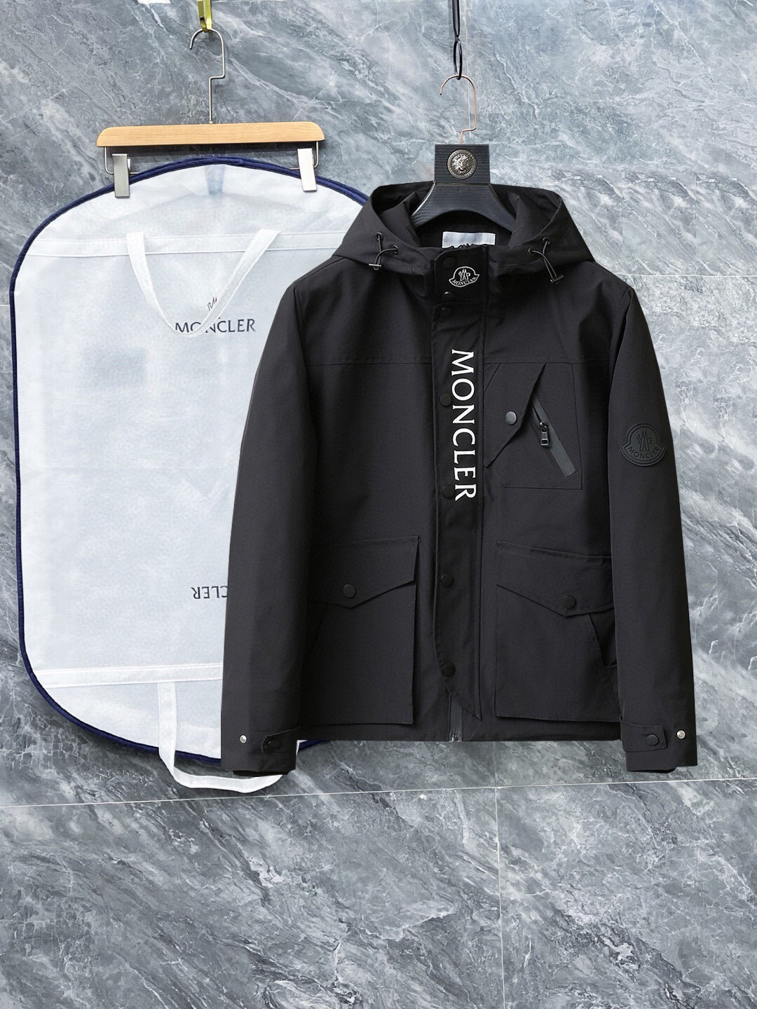 NO:121042,The same style on the official website, complete three standards, and is released in advance. 2025ss Spring new men's jacket, original single three standards, high-end version, customized counter fabric, breathable and comfortable, impeccable details, brand element design concept, reflecting high quality. The feel is delicate and soft, presents casual cut, and the upper body style is superb. Number of sizes M~3XL,, Moncler, jackets & coats, jackets & coats, alexander wang19860909蒙口 官网同款,三标齐全,提前发售 2025ss春季新款男士夹克外套,原单三标齐全高端版本 专柜定制面料 透气舒适度高,细节无可挑剔,品牌元素设计理念,体现高品质.手感细腻柔软 呈现休闲裁剪,上身版型超赞 码数M～3XL,,Moncler,jackets & coats,jackets & coats,alexander wang,Men's clothing