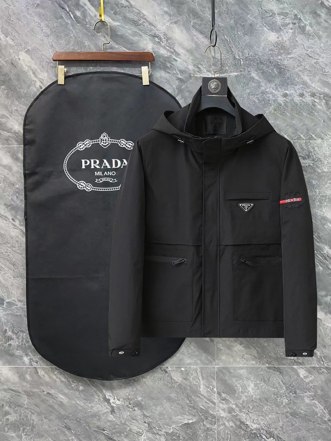 NO:121020,Prada's official website has the same style, complete three standards, and is released in advance. 2025ss Spring new men's jacket, original single three standards, high-end version, customized counter fabric, breathable and comfortable, impeccable details, brand element design concept, reflecting high quality. The feel is delicate and soft, presents casual cut, and the upper body style is superb. Number of sizes M~3XL,,prada, jackets & coats, jackets & coats, alexander wang19860909普拉达 官网同款,三标齐全,提前发售 2025ss春季新款男士夹克外套,原单三标齐全高端版本 专柜定制面料 透气舒适度高,细节无可挑剔,品牌元素设计理念,体现高品质.手感细腻柔软 呈现休闲裁剪,上身版型超赞 码数M～3XL,,prada,jackets & coats,jackets & coats,alexander wang,Men's clothing