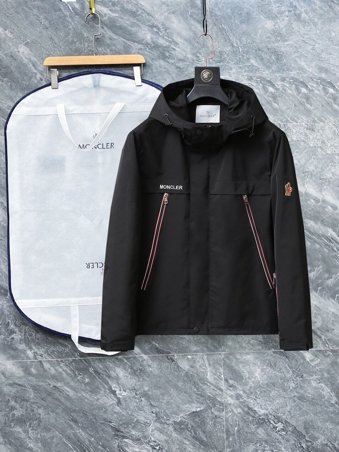 NO:121023,The same style on the official website, complete three standards, and is released in advance. 2025ss Spring new men's jacket, original single three standards, high-end version, customized counter fabric, breathable and comfortable, impeccable details, brand element design concept, reflecting high quality. The feel is delicate and soft, presents casual cut, and the upper body style is superb. Number of sizes M~3XL,, Moncler, jackets & coats, jackets & coats, alexander wang19860909蒙口 官网同款,三标齐全,提前发售 2025ss春季新款男士夹克外套,原单三标齐全高端版本 专柜定制面料 透气舒适度高,细节无可挑剔,品牌元素设计理念,体现高品质.手感细腻柔软 呈现休闲裁剪,上身版型超赞 码数M～3XL,,Moncler,jackets & coats,jackets & coats,alexander wang,Men's clothing