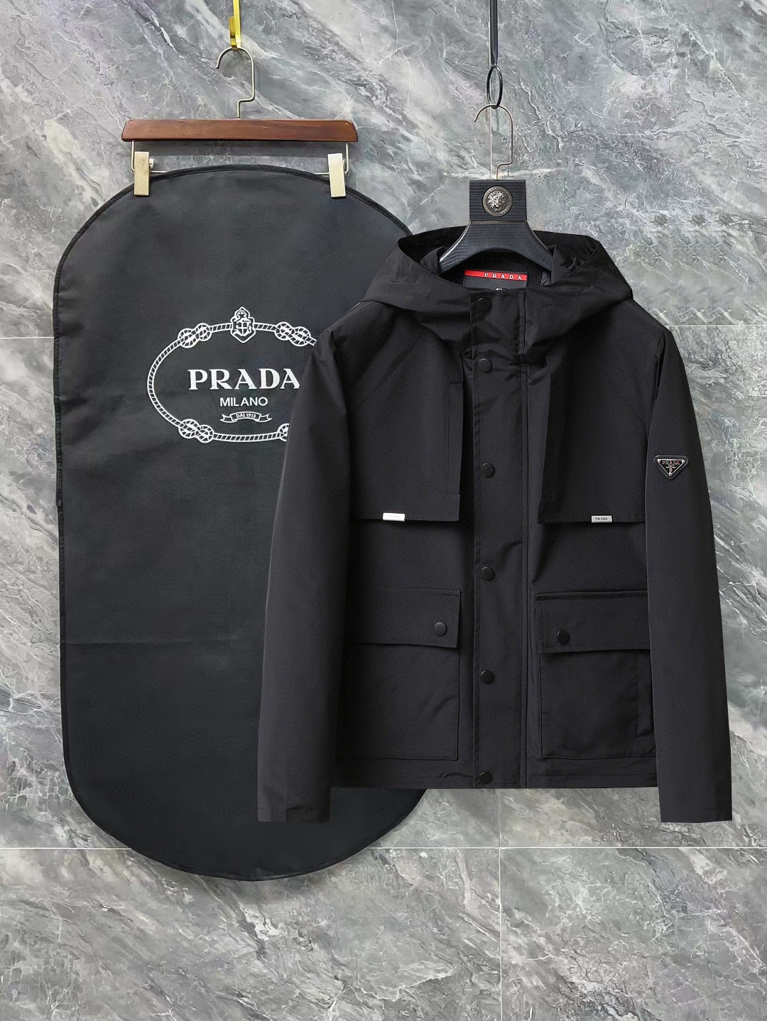 NO:121026,Prada's official website has the same style, complete three standards, and is released in advance. 2025ss Spring new men's jacket, original single three standards, high-end version, customized counter fabric, breathable and comfortable, impeccable details, brand element design concept, reflecting high quality. The feel is delicate and soft, presents casual cut, and the upper body style is superb. Number of sizes M~3XL,,prada, jackets & coats, jackets & coats, alexander wang19860909普拉达 官网同款,三标齐全,提前发售 2025ss春季新款男士夹克外套,原单三标齐全高端版本 专柜定制面料 透气舒适度高,细节无可挑剔,品牌元素设计理念,体现高品质.手感细腻柔软 呈现休闲裁剪,上身版型超赞 码数M～3XL,,prada,jackets & coats,jackets & coats,alexander wang,Men's clothing