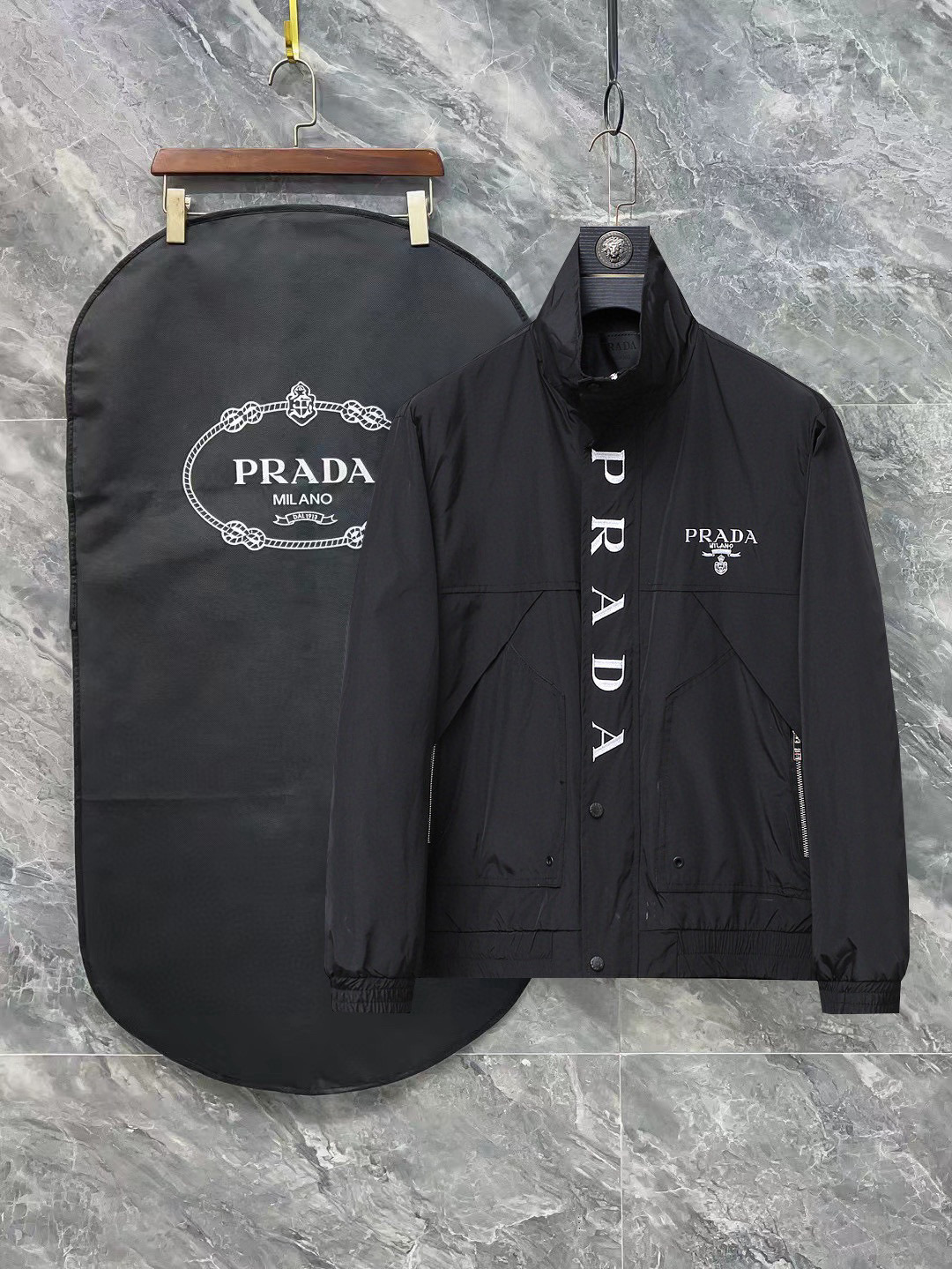 NO:121029,The same style on Prada official website, complete three standards, released in advance. 2025ss spring new men's jacket, original single three standards, high-end version, customized counter fabric, breathable and comfortable, impeccable details, brand element design concept, reflecting high quality. The feel is delicate and soft, presents casual cut, and the upper body style is superb. Number of sizes M~3XL,,prada, jackets & coats, jackets & coats, alexander wang19860909普拉达官网同款,三标齐全,提前发售 2025ss春季新款男士夹克外套,原单三标齐全高端版本 专柜定制面料 透气舒适度高,细节无可挑剔,品牌元素设计理念,体现高品质.手感细腻柔软 呈现休闲裁剪,上身版型超赞 码数M～3XL,,prada,jackets & coats,jackets & coats,alexander wang,Men's clothing