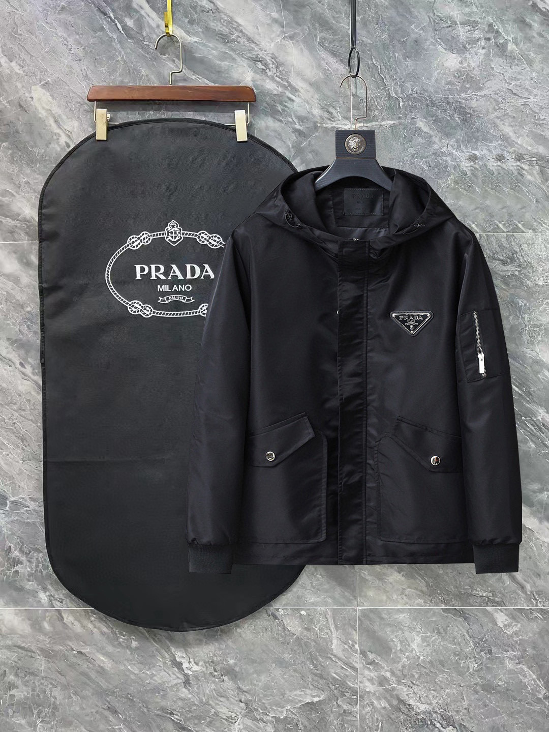 NO:121016,The same style on Prada official website, complete three standards, released in advance. 2025ss spring new men's jacket, original single three standards, high-end version, customized counter fabric, breathable and comfortable, impeccable details, brand element design concept, reflecting high quality. The feel is delicate and soft, presents casual cut, and the upper body style is superb. Number of sizes M~3XL,,prada, jackets & coats, jackets & coats, alexander wang19860909普拉达官网同款,三标齐全,提前发售 2025ss春季新款男士夹克外套,原单三标齐全高端版本 专柜定制面料 透气舒适度高,细节无可挑剔,品牌元素设计理念,体现高品质.手感细腻柔软 呈现休闲裁剪,上身版型超赞 码数M～3XL,,prada,jackets & coats,jackets & coats,alexander wang,Men's clothing