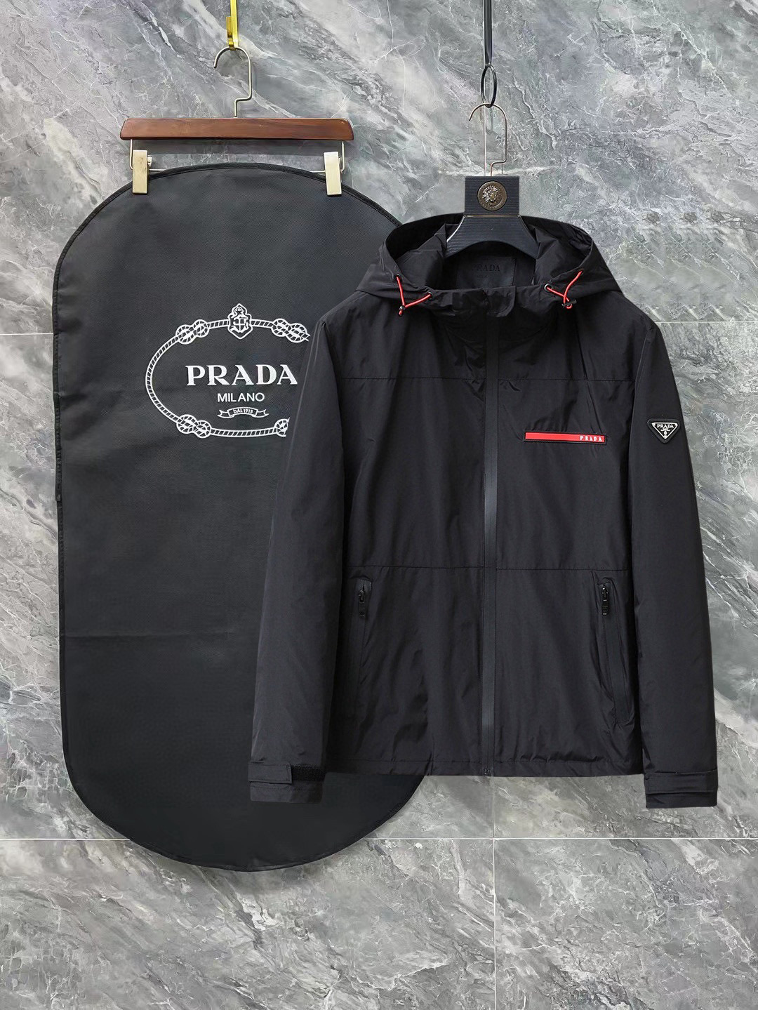 NO:121024,Prada's official website has the same style, complete three standards, and is released in advance. 2025ss Spring new men's jacket, original single three standards, high-end version, customized counter fabric, breathable and comfortable, impeccable details, brand element design concept, reflecting high quality. The feel is delicate and soft, presents casual cut, and the upper body style is superb. Number of sizes M~3XL,,,prada, jackets & coats, jackets & coats, alexander wang19860909普拉达 官网同款,三标齐全,提前发售 2025ss春季新款男士夹克外套, 原单三标齐全高端版本 专柜定制面料 透气舒适度高,细节无可挑剔,品牌元素设计理念,体现高品质.手感细腻柔软 呈现休闲裁剪,上身版型超赞 码数M～3XL,,,prada,jackets & coats,jackets & coats,alexander wang,Men's clothing