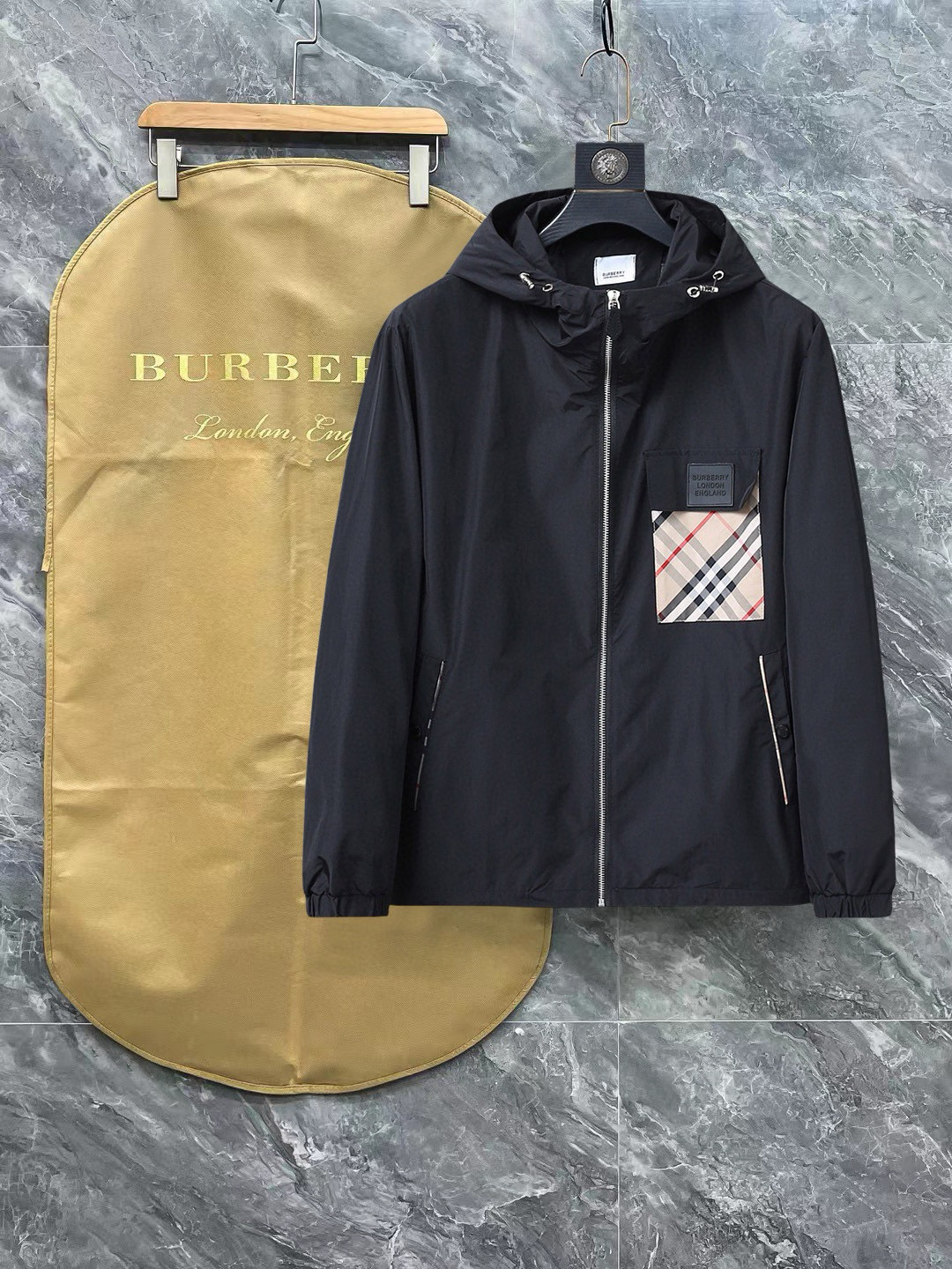 NO:121027,Burberry's official website has the same style, complete three standards, and is released in advance. 2025ss Spring new men's jacket, original single three standards, high-end version, customized counter fabric, breathable and comfortable, impeccable details, brand element design concept, reflecting high quality. The feel is delicate and soft, presents casual cut, and the upper body style is superb. Number of sizes M~3XL,,,burberry, jackets & coats, jackets & coats, alexander wang19860909巴宝莉 官网同款,三标齐全,提前发售 2025ss春季新款男士夹克外套, 原单三标齐全高端版本 专柜定制面料 透气舒适度高,细节无可挑剔,品牌元素设计理念,体现高品质.手感细腻柔软 呈现休闲裁剪,上身版型超赞 码数M～3XL,,,burberry,jackets & coats,jackets & coats,alexander wang,Men's clothing