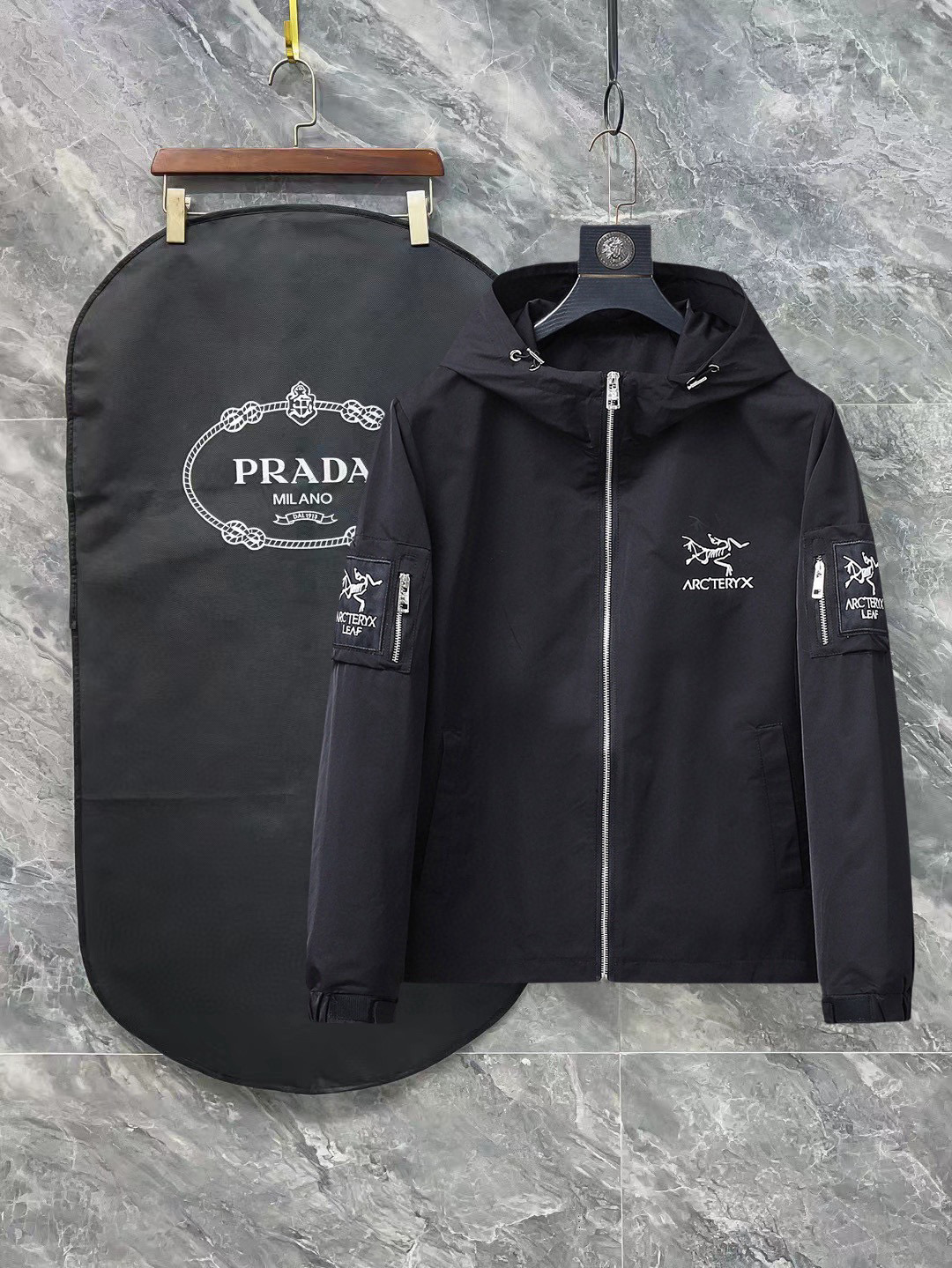 NO:121030,The same style on the official website of Archaeopteryx, complete three standards, and is released in advance. The new men's jacket for spring 2025ss, the original three standards are complete and high-end version. Customized fabrics for counters, breathable and comfortable, impeccable details, brand elements design concept, reflecting high quality. The feel is delicate and soft, presenting casual cut, and the upper body style is superb. Number of sizes M~3XL,,arc'teryx,jackets & coats,jackets & coats,alexander wang19860909始祖鸟官网同款,三标齐全,提前发售 2025ss春季新款男士夹克外套, 原单三标齐全高端版本 专柜定制面料 透气舒适度高,细节无可挑剔,品牌元素设计理念,体现高品质.手感细腻柔软 呈现休闲裁剪,上身版型超赞 码数M～3XL,,arc'teryx,jackets & coats,jackets & coats,alexander wang,Men's clothing