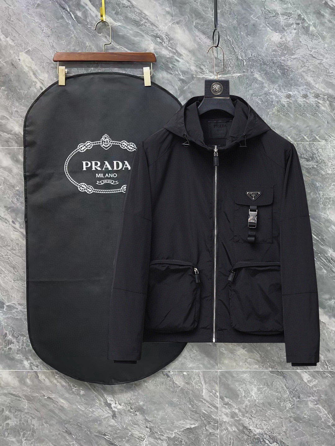 NO:121033,Prada's official website has the same style, complete three standards, and is released in advance. 2025ss Spring new men's jacket, original single three standards, high-end version, customized counter fabric, breathable and comfortable, impeccable details, brand element design concept, reflecting high quality. The feel is delicate and soft, presents casual cut, and the upper body style is superb. Number of sizes M~3XL,,,prada, jackets & coats, jackets & coats, alexander wang19860909普拉达 官网同款,三标齐全,提前发售 2025ss春季新款男士夹克外套, 原单三标齐全高端版本 专柜定制面料 透气舒适度高,细节无可挑剔,品牌元素设计理念,体现高品质.手感细腻柔软 呈现休闲裁剪,上身版型超赞 码数M～3XL,,,prada,jackets & coats,jackets & coats,alexander wang,Men's clothing