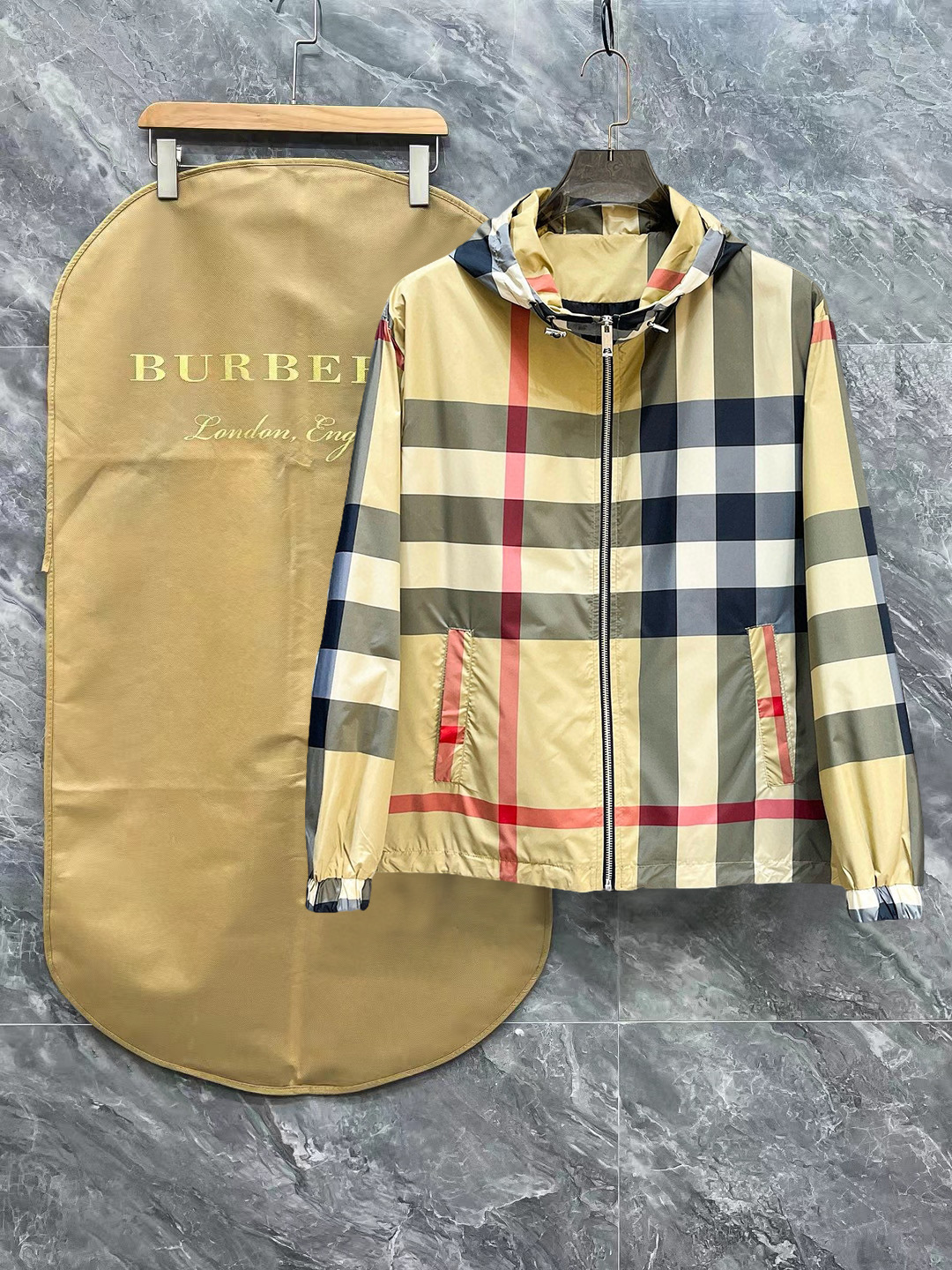 NO:121036,Burberry's official website has the same style, complete three standards, and is released in advance. 2025ss Spring new men's jacket, original single three standards, high-end version, customized counter fabric, breathable and comfortable, impeccable details, brand element design concept, reflecting high quality. The feel is delicate and soft, presents casual cut, and the upper body style is superb. Number of sizes M~3XL,,,burberry, jackets & coats, jackets & coats, alexander wang19860909巴宝莉 官网同款,三标齐全,提前发售 2025ss春季新款男士夹克外套, 原单三标齐全高端版本 专柜定制面料 透气舒适度高,细节无可挑剔,品牌元素设计理念,体现高品质.手感细腻柔软 呈现休闲裁剪,上身版型超赞 码数M～3XL,,,burberry,jackets & coats,jackets & coats,alexander wang,Men's clothing