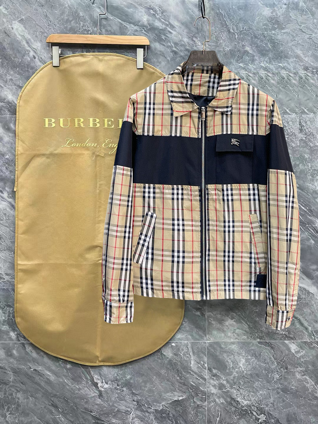 NO:121032,Burberry's official website has the same style, complete three standards, and is released in advance. 2025ss Spring new men's jacket, original single three standards, high-end version, customized counter fabric, breathable and comfortable, impeccable details, brand element design concept, reflecting high quality. The feel is delicate and soft, presents casual cut, and the upper body style is superb. Number of sizes M~3XL, burberry, jackets & coats, jackets & coats, alexander wang19860909巴宝莉官网同款,三标齐全,提前发售 2025ss春季新款男士夹克外套,原单三标齐全高端版本 专柜定制面料 透气舒适度高,细节无可挑剔,品牌元素设计理念,体现高品质.手感细腻柔软 呈现休闲裁剪,上身版型超赞 码数M～3XL,,burberry,jackets & coats,jackets & coats,alexander wang,Men's clothing