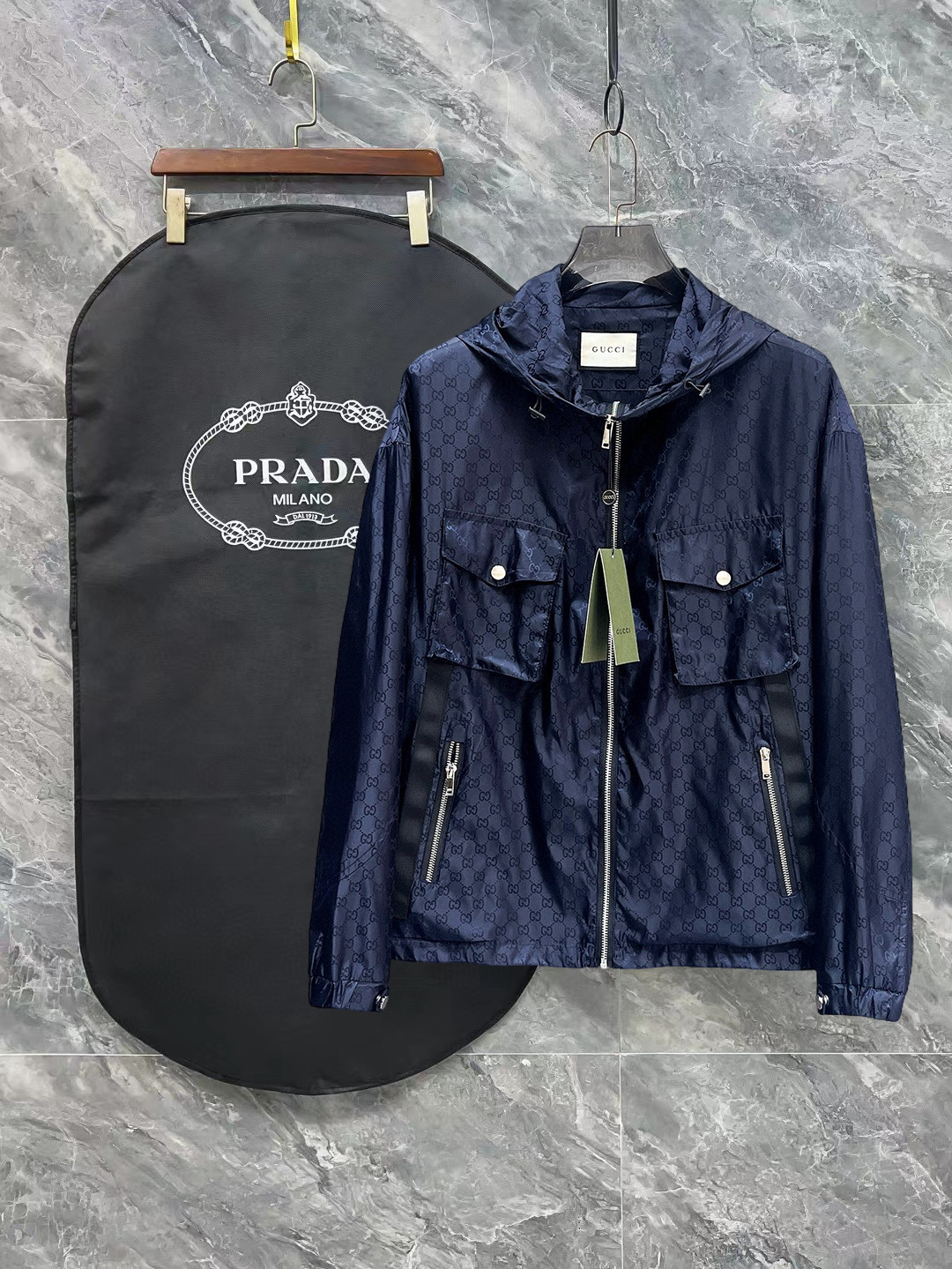 NO:121035,Guqi, the same style on the official website, complete three standards, released in advance. 2025ss Spring new men's jacket, original single three standards, high-end version, customized counter fabric, breathable and comfortable, impeccable details, brand element design concept, reflecting high quality. The feel is delicate and soft, presents casual cut, and the upper body style is superb. Number of sizes M~3XL,,, jackets & coats, jackets & coats, alexander wang19860909古奇 官网同款,三标齐全,提前发售 2025ss春季新款男士夹克外套, 原单三标齐全高端版本 专柜定制面料 透气舒适度高,细节无可挑剔,品牌元素设计理念,体现高品质.手感细腻柔软 呈现休闲裁剪,上身版型超赞 码数M～3XL,,,jackets & coats,jackets & coats,alexander wang,Men's clothing