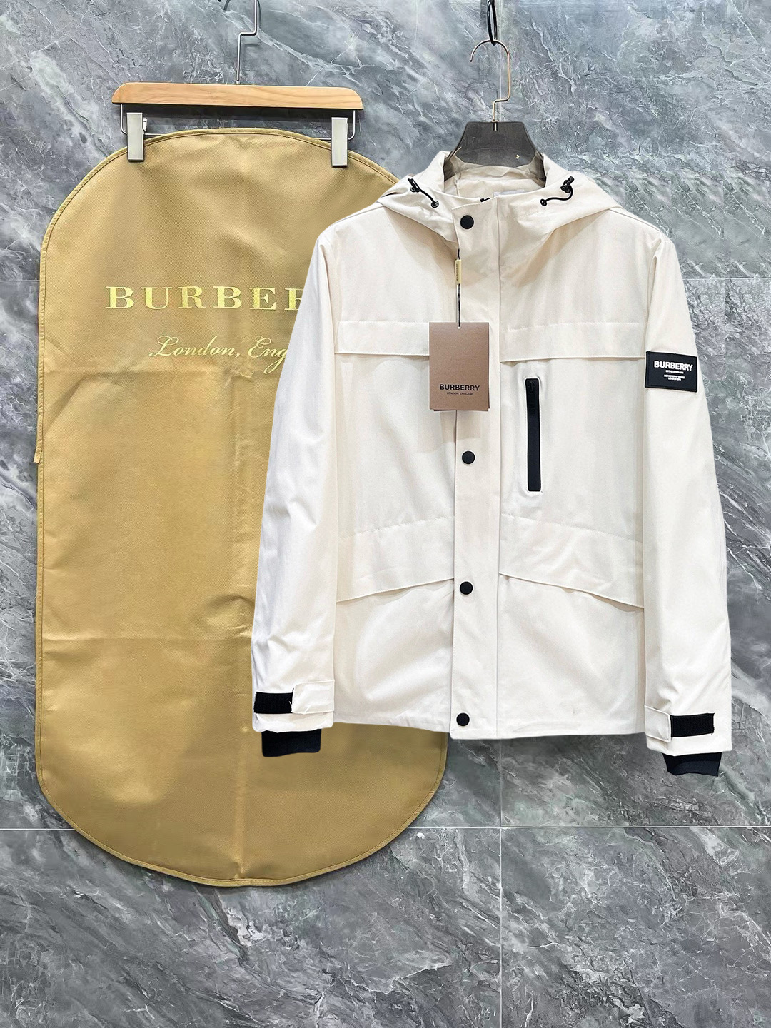 NO:121044,Burberry's official website has the same style, complete three standards, and is released in advance. 2025ss Spring new men's jacket, original single three standards, high-end version, customized counter fabric, breathable and comfortable, impeccable details, brand element design concept, reflecting high quality. The feel is delicate and soft, presents casual cut, and the upper body style is superb. Number of sizes M~3XL,,,burberry, jackets & coats, jackets & coats, alexander wang19860909巴宝莉 官网同款,三标齐全,提前发售 2025ss春季新款男士夹克外套, 原单三标齐全高端版本 专柜定制面料 透气舒适度高,细节无可挑剔,品牌元素设计理念,体现高品质.手感细腻柔软 呈现休闲裁剪,上身版型超赞 码数M～3XL,,,burberry,jackets & coats,jackets & coats,alexander wang,Men's clothing