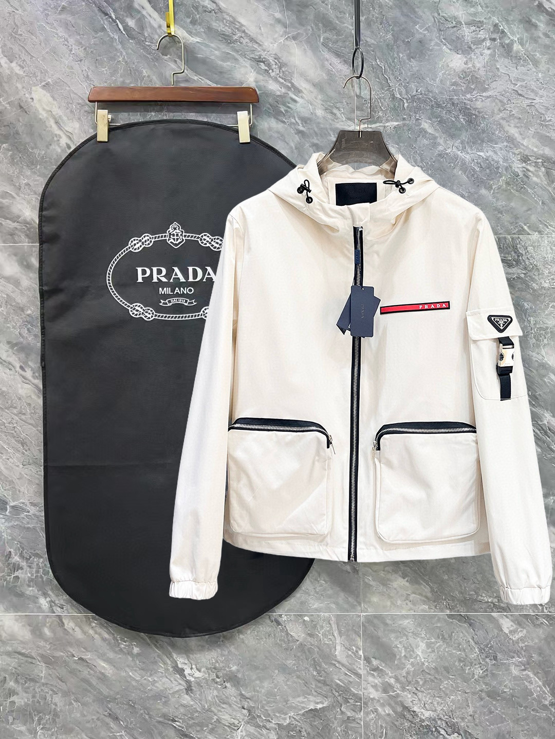 NO:121038,Prada's official website has the same style, complete three standards, and is released in advance. 2025ss Spring new men's jacket, original single three standards, high-end version, customized counter fabric, breathable and comfortable, impeccable details, brand element design concept, reflecting high quality. The feel is delicate and soft, presents casual cut, and the upper body style is superb. Number of sizes M~3XL,,,prada, jackets & coats, jackets & coats, alexander wang19860909普拉达 官网同款,三标齐全,提前发售 2025ss春季新款男士夹克外套, 原单三标齐全高端版本 专柜定制面料 透气舒适度高,细节无可挑剔,品牌元素设计理念,体现高品质.手感细腻柔软 呈现休闲裁剪,上身版型超赞 码数M～3XL,,,prada,jackets & coats,jackets & coats,alexander wang,Men's clothing