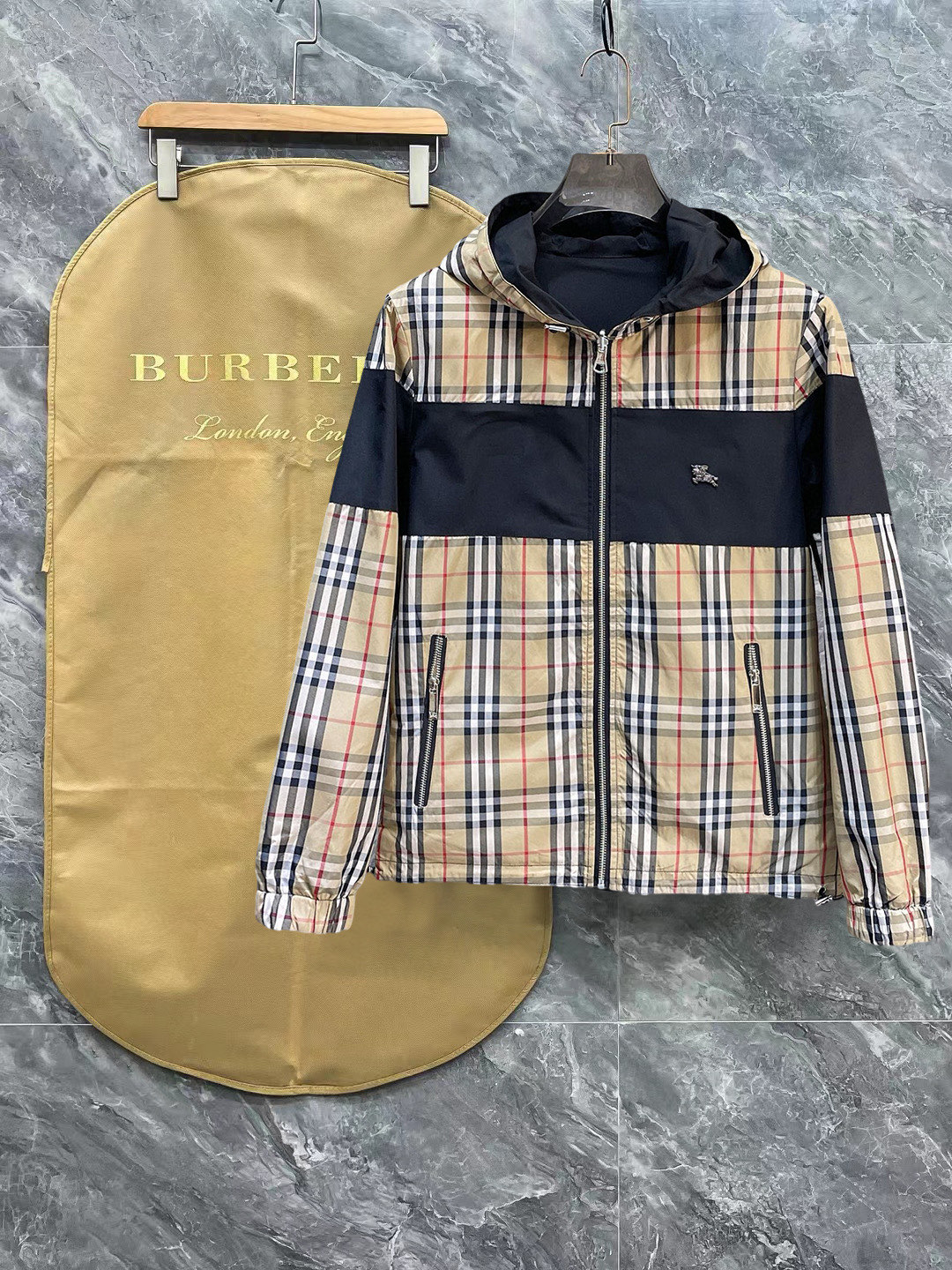 NO:121041,Burberry's official website has the same style, complete three standards, and is released in advance. 2025ss Spring new men's jacket, original single three standards, high-end version, customized counter fabric, breathable and comfortable, impeccable details, brand element design concept, reflecting high quality. The feel is delicate and soft, presents casual cut, and the upper body style is superb. Number of sizes M~3XL, burberry, jackets & coats, jackets & coats, alexander wang19860909巴宝莉官网同款,三标齐全,提前发售 2025ss春季新款男士夹克外套,原单三标齐全高端版本 专柜定制面料 透气舒适度高,细节无可挑剔,品牌元素设计理念,体现高品质.手感细腻柔软 呈现休闲裁剪,上身版型超赞 码数M～3XL,,burberry,jackets & coats,jackets & coats,alexander wang,Men's clothing