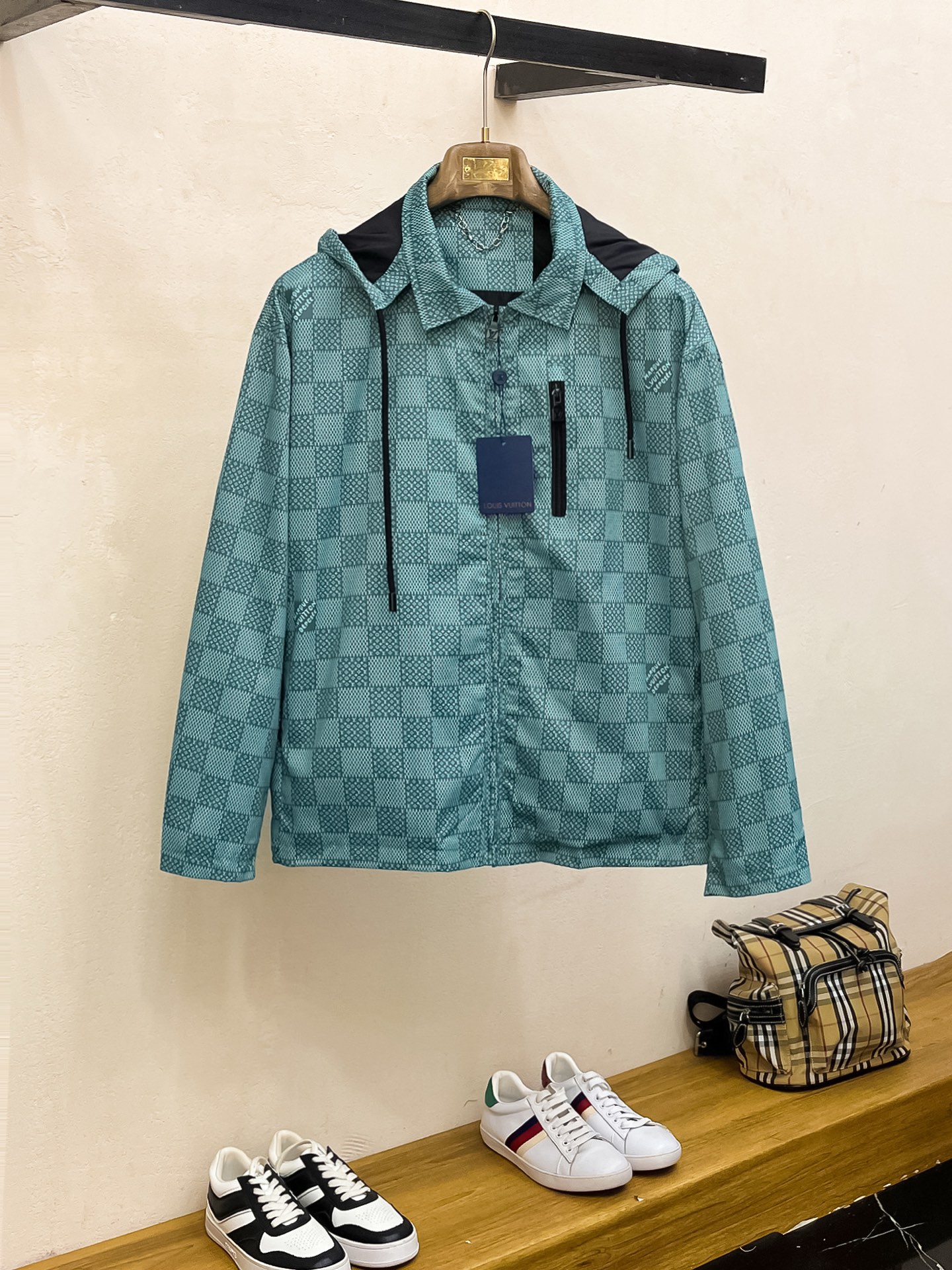 NO:746962,The same style as the LV official website, complete with three labels, sold in advance. 2026 new spring men's jackets, high-end version with complete three labels of the original order. Custom-made fabrics at the counter. Highly breathable and comfortable, impeccable details, brand element design concept, reflecting high quality. Delicate and soft feel. Casual tailoring, awesome upper body size. M～3XL,,,louis vuitton,jackets & coats,jackets & coats,19860909LV 官网同款,三标齐全,提前发售 2026春季新款男士夹克外套, 原单三标齐全高端版本 专柜定制面料 透气舒适度高,细节无可挑剔,品牌元素设计理念,体现高品质.手感细腻柔软 呈现休闲裁剪,上身版型超赞 码数M～3XL,,,louis vuitton,jackets & coats,jackets & coats,,Men's clothing