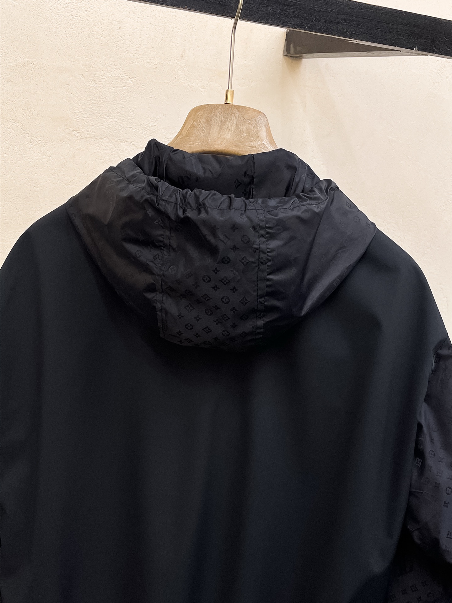 Louis Vuitton 2025SS Men's Black Hooded Jacket - High-End Replica 13 i1740918110594 5724 0 11