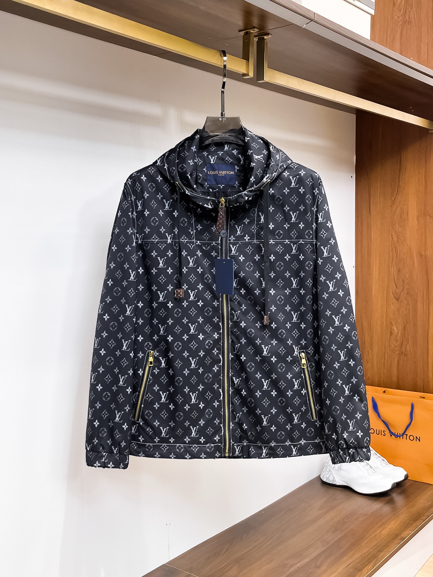 NO:761846,Same style as LV official website, complete with three labels, sold in advance. 2026 spring new men's jacket, complete with three labels, high-end version. Custom-made fabrics at the counter. Highly breathable and comfortable, impeccable details, brand element design concept, reflecting high quality. Delicate and soft feel. Casual tailoring, awesome upper body size. M～3XL,,,,louis vuitton,jackets & coats,jackets & coats,19860909LV 官网同款,三标齐全,提前发售 2026春季新款男士夹克外套,原单三标齐全高端版本 专柜定制面料 透气舒适度高,细节无可挑剔,品牌元素设计理念,体现高品质.手感细腻柔软 呈现休闲裁剪,上身版型超赞 码数M～3XL,,,louis vuitton,jackets & coats,jackets & coats,,Men's clothing