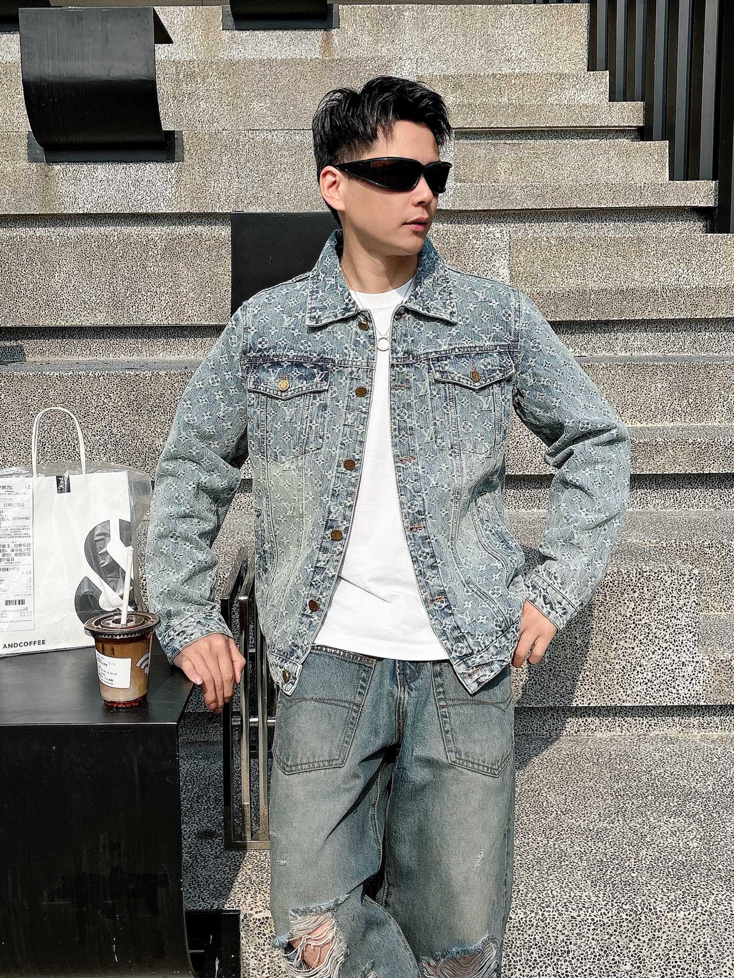 NO:528690,The same model on the official website of LV, complete three standards, released in advance. 2025ss Spring new men's jacket, original three standards, high-end version, customized counter fabric, breathable and comfortable, impeccable details, brand element design concept, reflecting high quality. The feel is delicate and soft, presents casual cut, and the upper body style is superb. Number of sizes M~3XL,,,louis vuitton, jackets & coats, jackets & coats, alexander wang19860909LV 官网同款,三标齐全,提前发售 2025ss春季新款男士夹克外套,原单三标齐全高端版本 专柜定制面料 透气舒适度高,细节无可挑剔,品牌元素设计理念,体现高品质.手感细腻柔软 呈现休闲裁剪,上身版型超赞 码数M～3XL,,,louis vuitton,jackets & coats,jackets & coats,alexander wang,Men's clothing