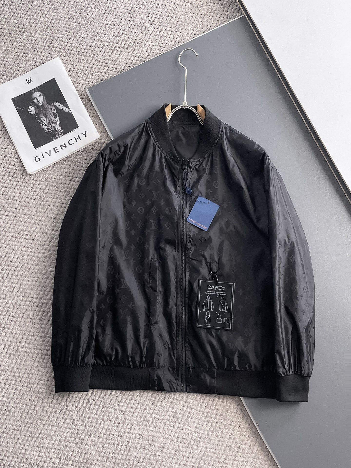 NO:734262,Same style as LV official website, complete with three labels, sold in advance. 2026 spring new men's jacket, complete with three labels, high-end version. Custom-made fabrics at the counter. Highly breathable and comfortable, impeccable details, brand element design concept, reflecting high quality. Delicate and soft feel. Casual tailoring, awesome upper body size. M～3XL,,,,louis vuitton,jackets & coats,jackets & coats,19860909LV 官网同款,三标齐全,提前发售 2026春季新款男士夹克外套,原单三标齐全高端版本 专柜定制面料 透气舒适度高,细节无可挑剔,品牌元素设计理念,体现高品质.手感细腻柔软 呈现休闲裁剪,上身版型超赞 码数M～3XL,,,louis vuitton,jackets & coats,jackets & coats,,Men's clothing