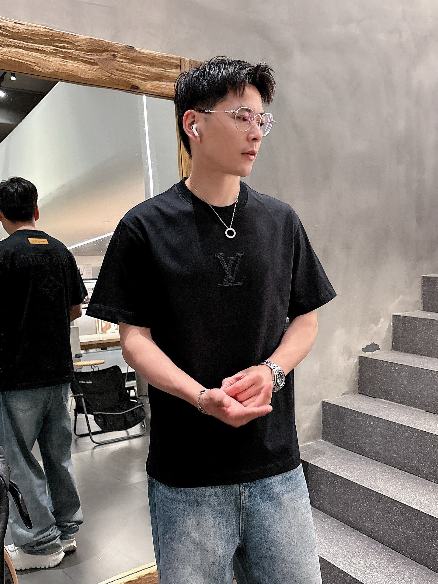    LV  三标齐全。 2025夏季新款最新品短袖T恤，专柜同步有售，原单狠货，时尚进口原版科技面料，