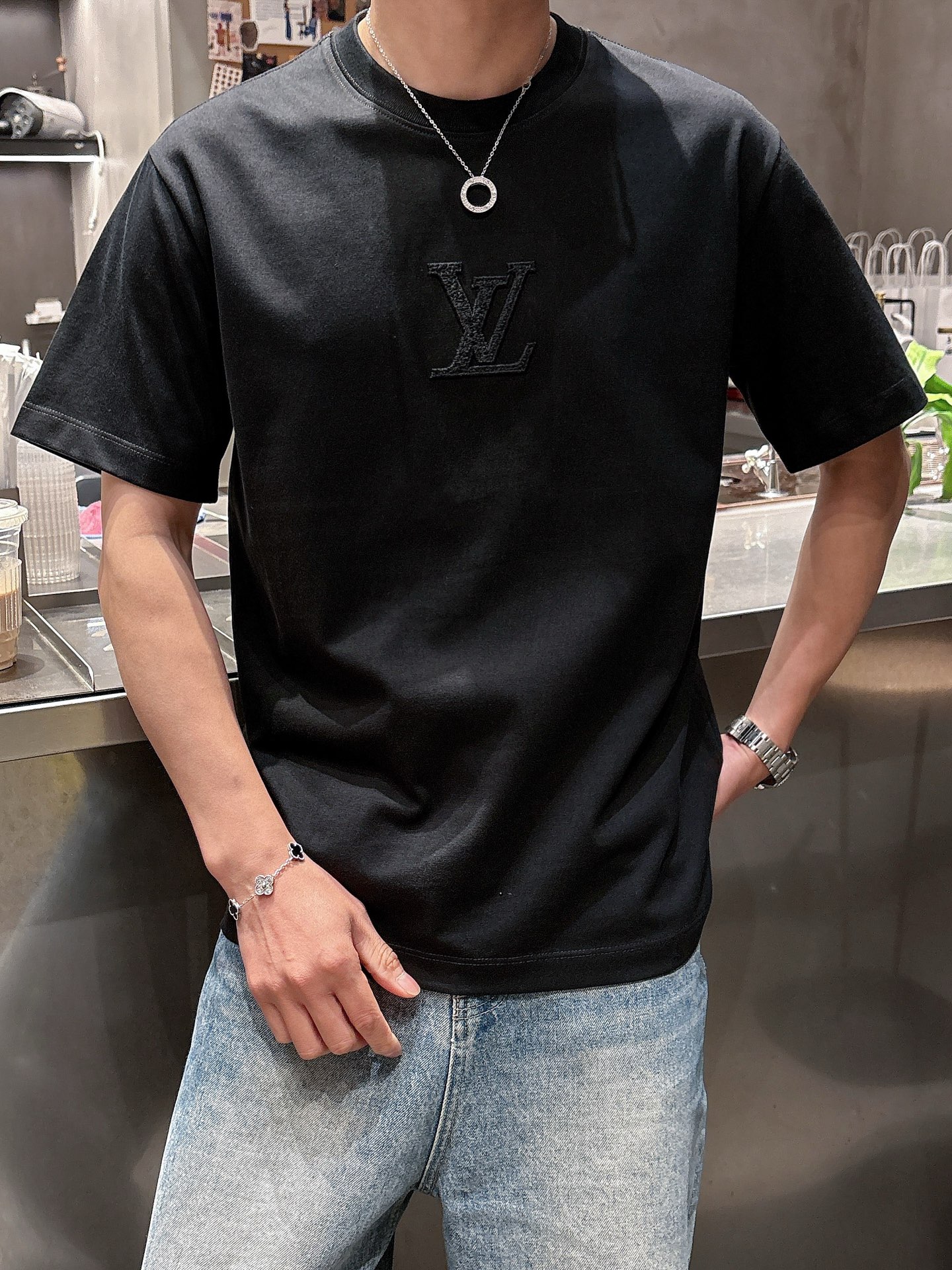    LV  三标齐全。 2025夏季新款最新品短袖T恤，专柜同步有售，原单狠货，时尚进口原版科技面料，
