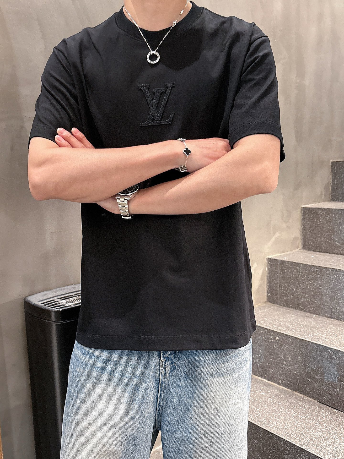    LV  三标齐全。 2025夏季新款最新品短袖T恤，专柜同步有售，原单狠货，时尚进口原版科技面料，