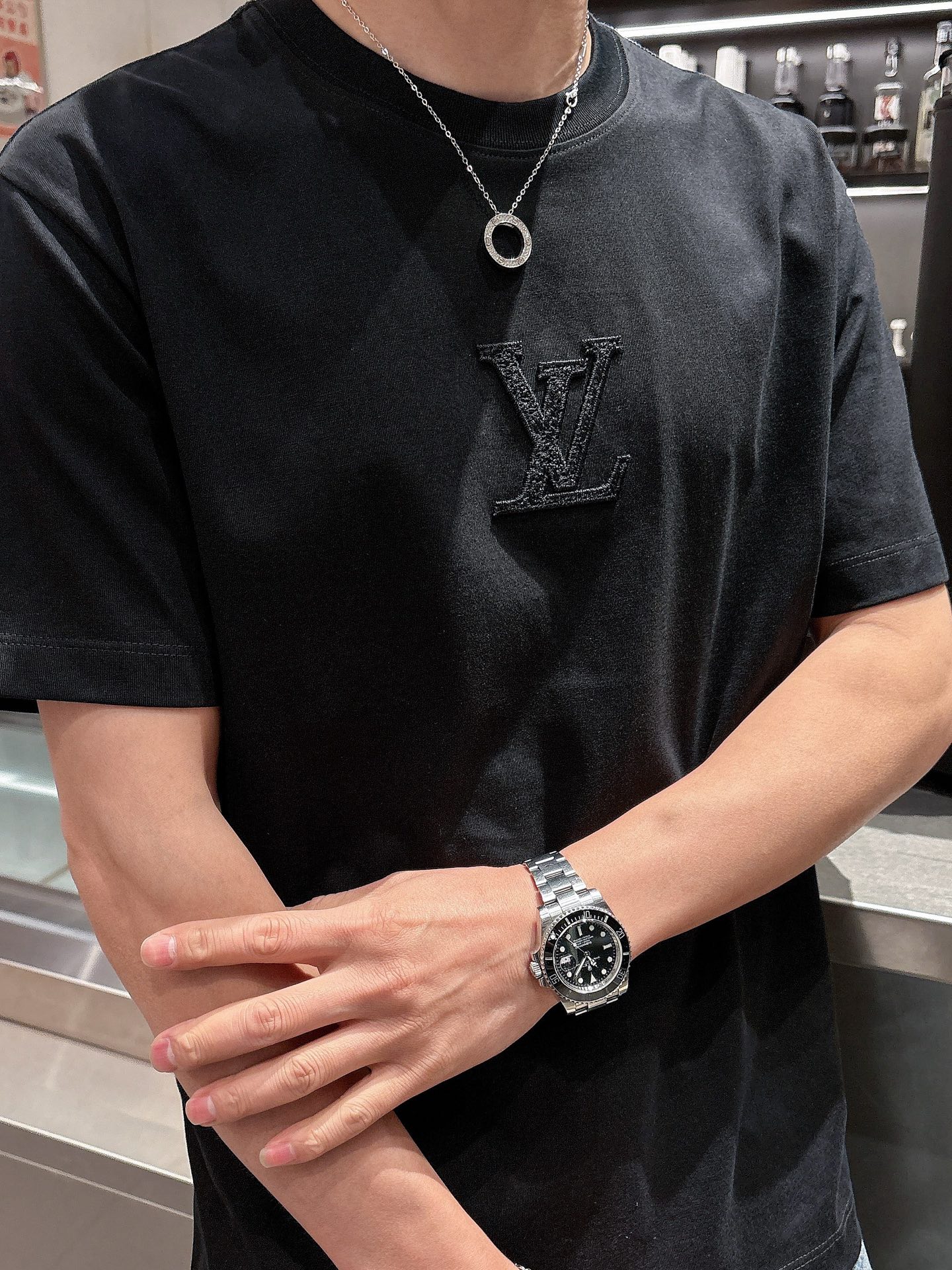    LV  三标齐全。 2025夏季新款最新品短袖T恤，专柜同步有售，原单狠货，时尚进口原版科技面料，