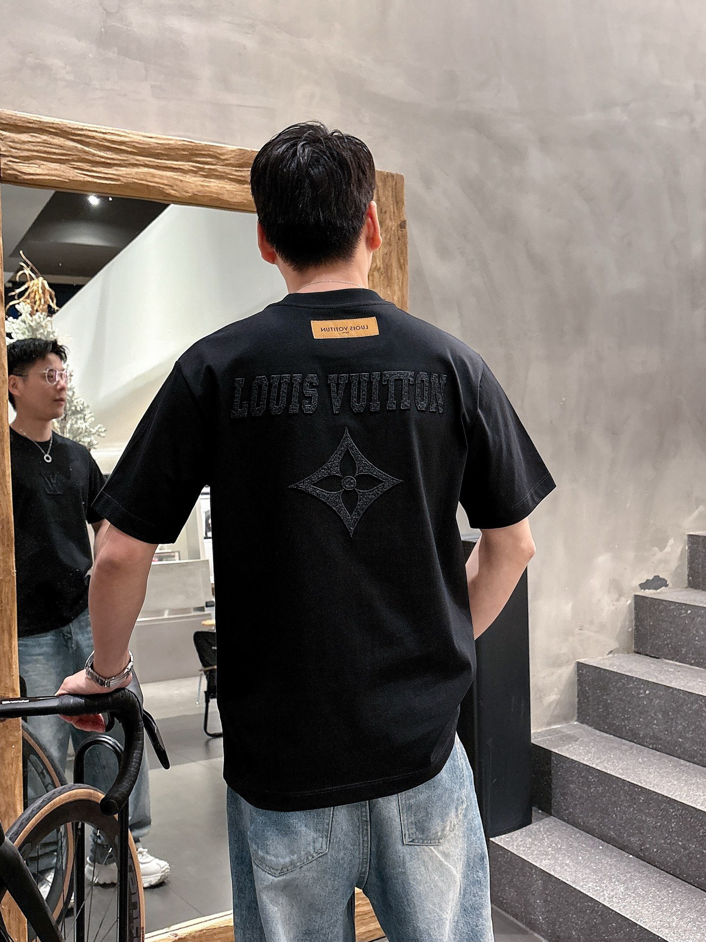    LV  三标齐全。 2025夏季新款最新品短袖T恤，专柜同步有售，原单狠货，时尚进口原版科技面料，