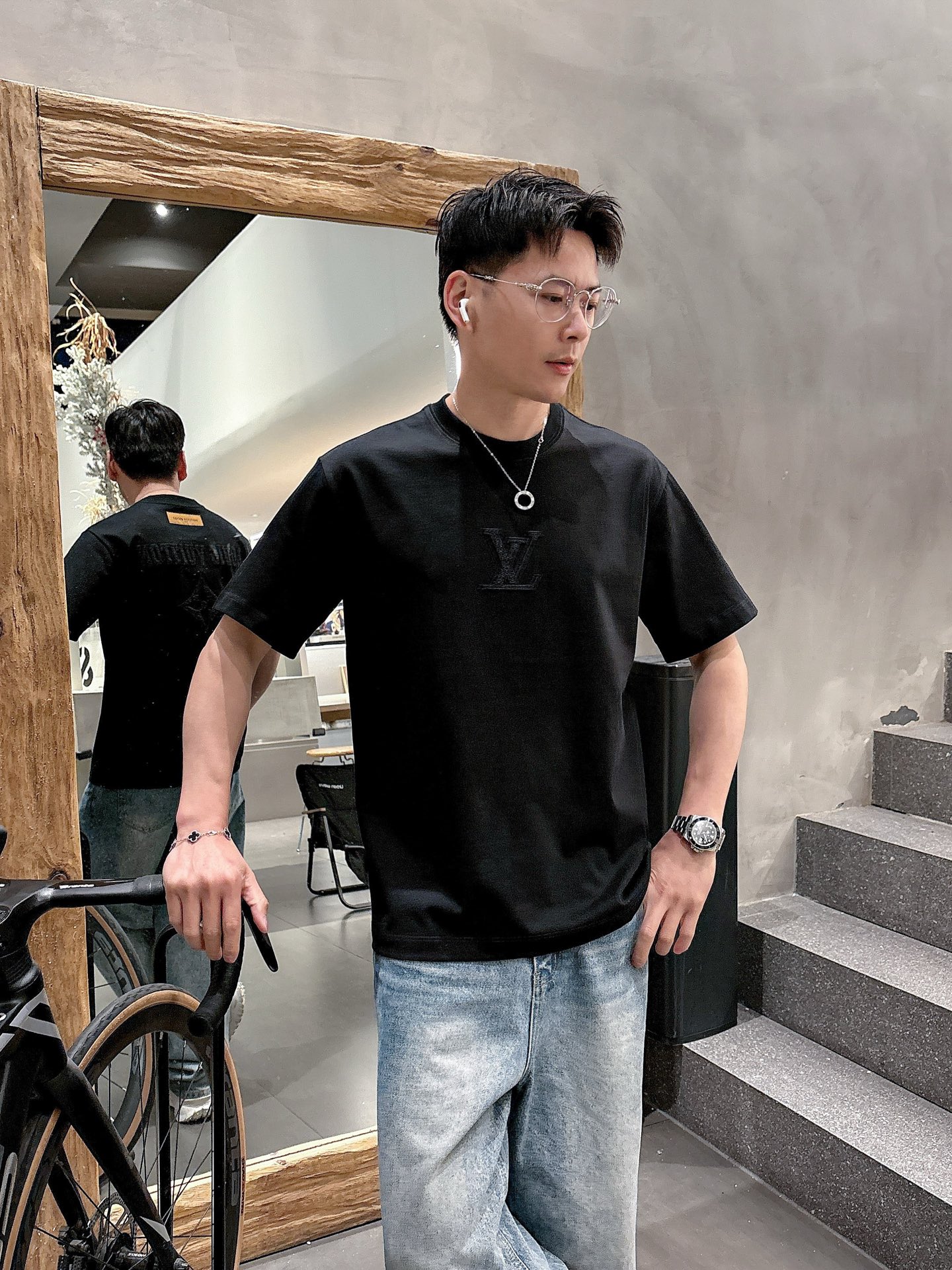    LV  三标齐全。 2025夏季新款最新品短袖T恤，专柜同步有售，原单狠货，时尚进口原版科技面料，