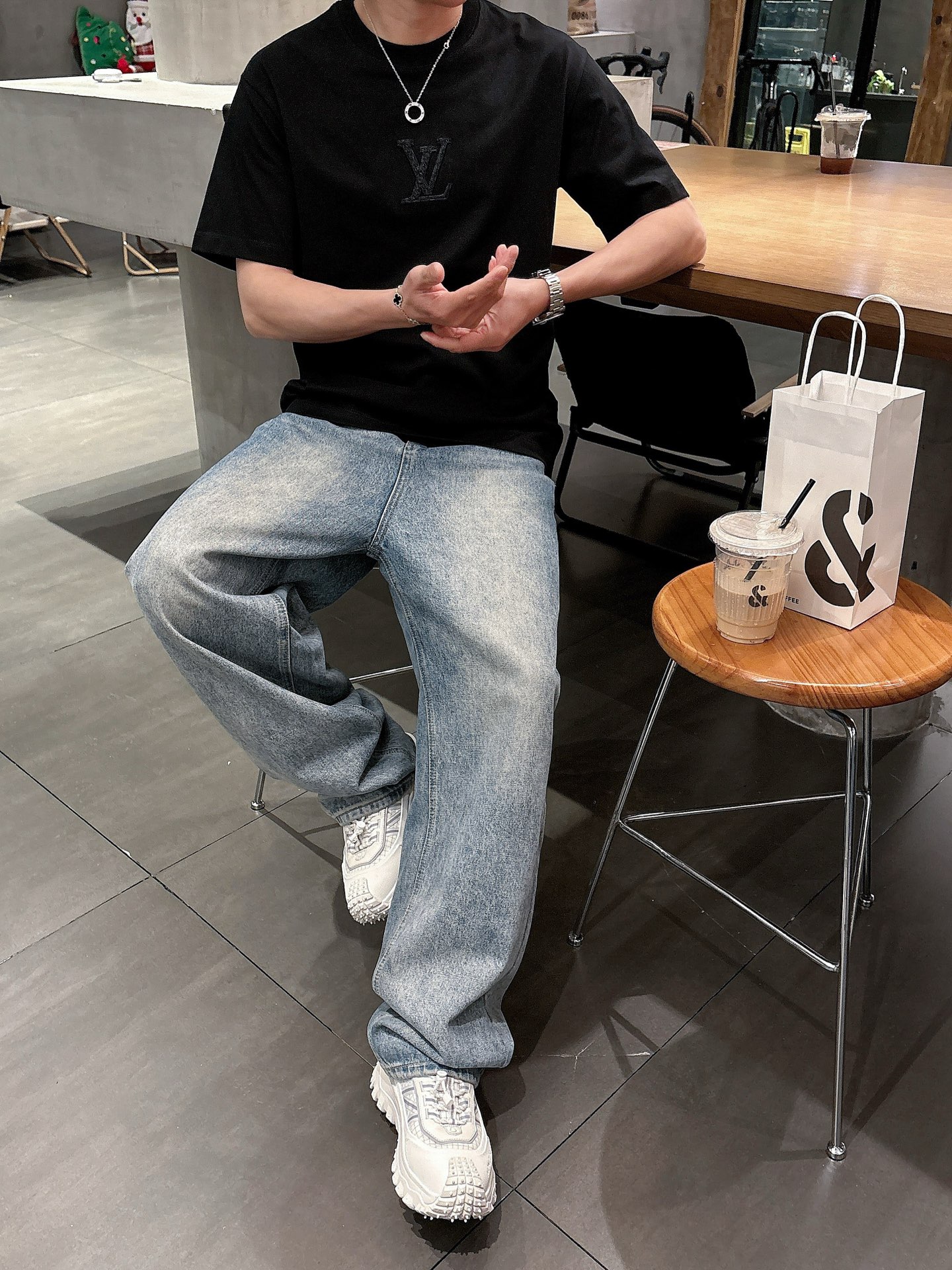    LV  三标齐全。 2025夏季新款最新品短袖T恤，专柜同步有售，原单狠货，时尚进口原版科技面料，