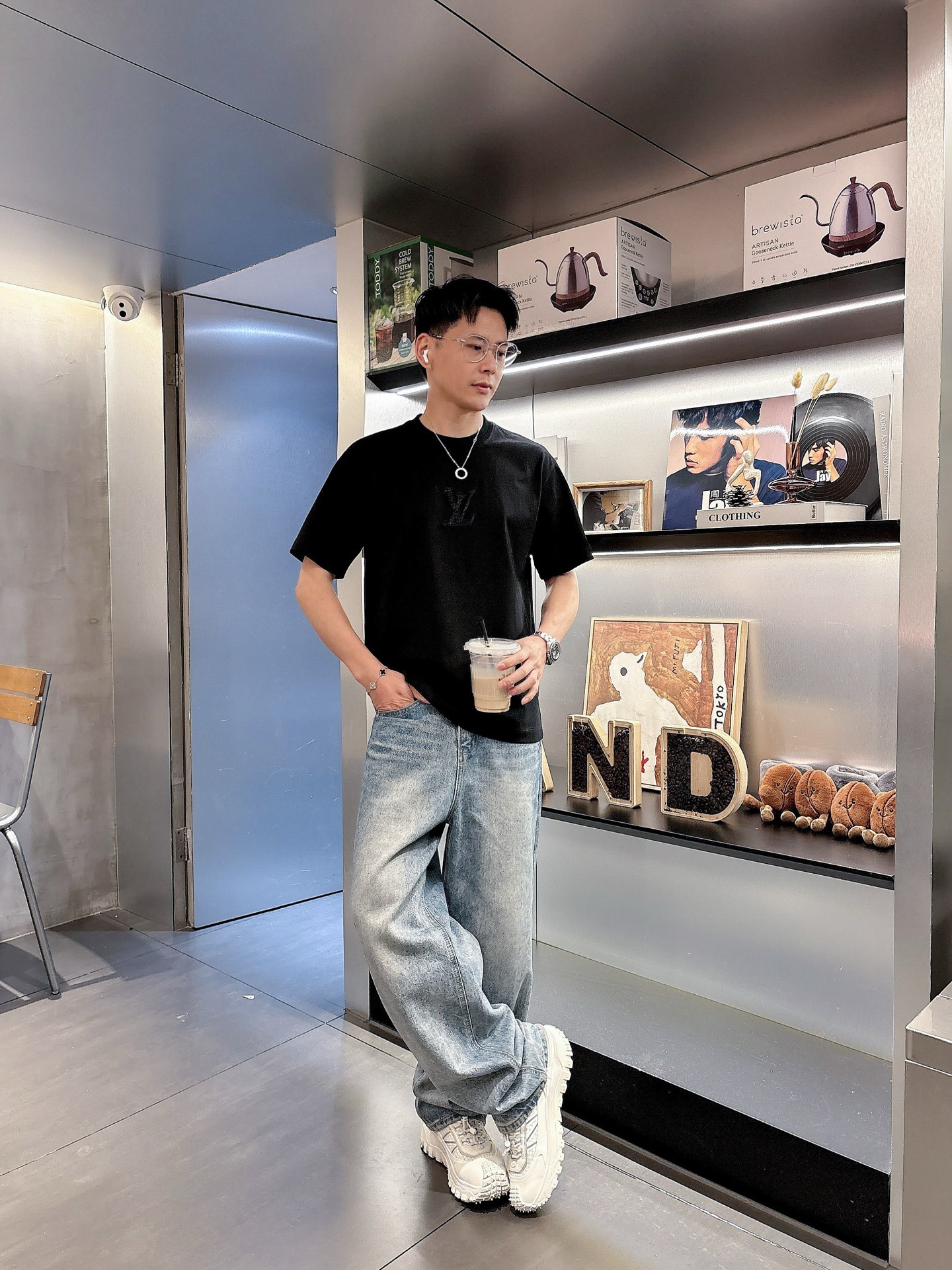    LV  三标齐全。 2025夏季新款最新品短袖T恤，专柜同步有售，原单狠货，时尚进口原版科技面料，
