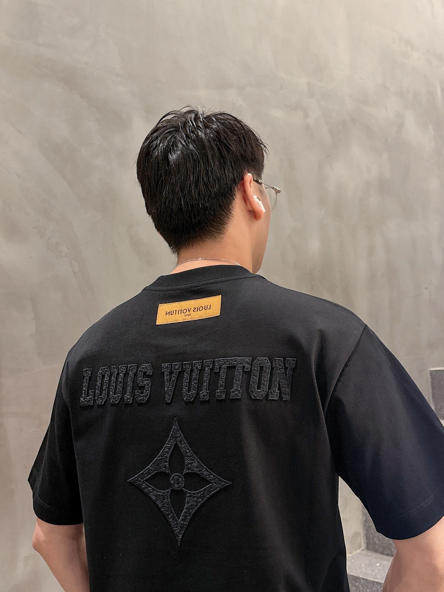    LV  三标齐全。 2025夏季新款最新品短袖T恤，专柜同步有售，原单狠货，时尚进口原版科技面料，