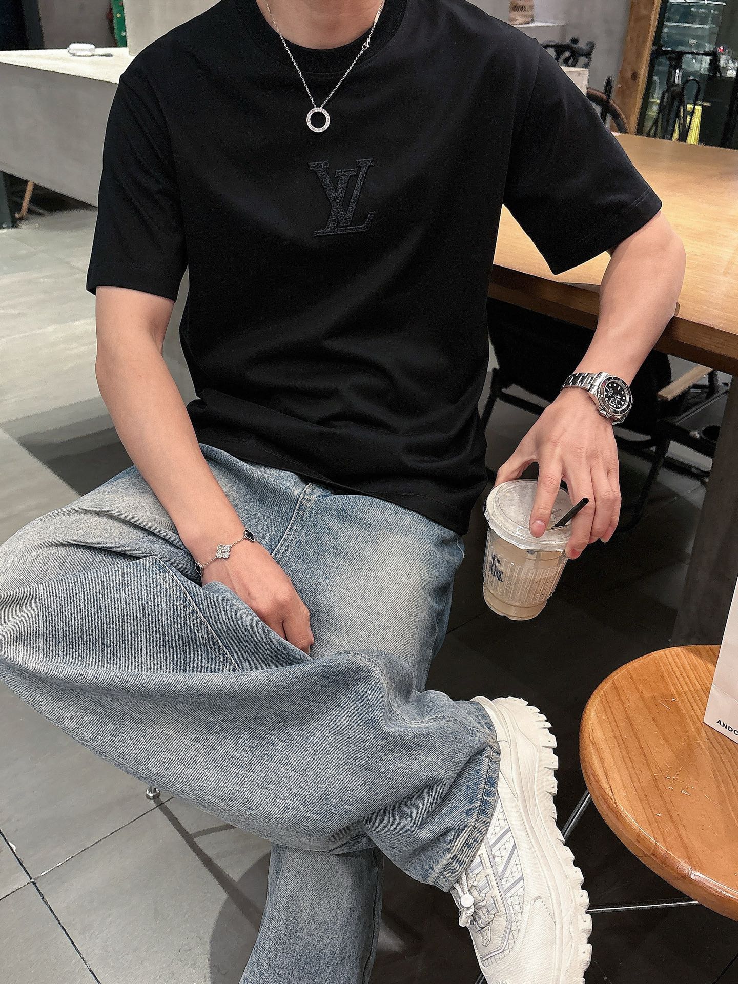    LV  三标齐全。 2025夏季新款最新品短袖T恤，专柜同步有售，原单狠货，时尚进口原版科技面料，