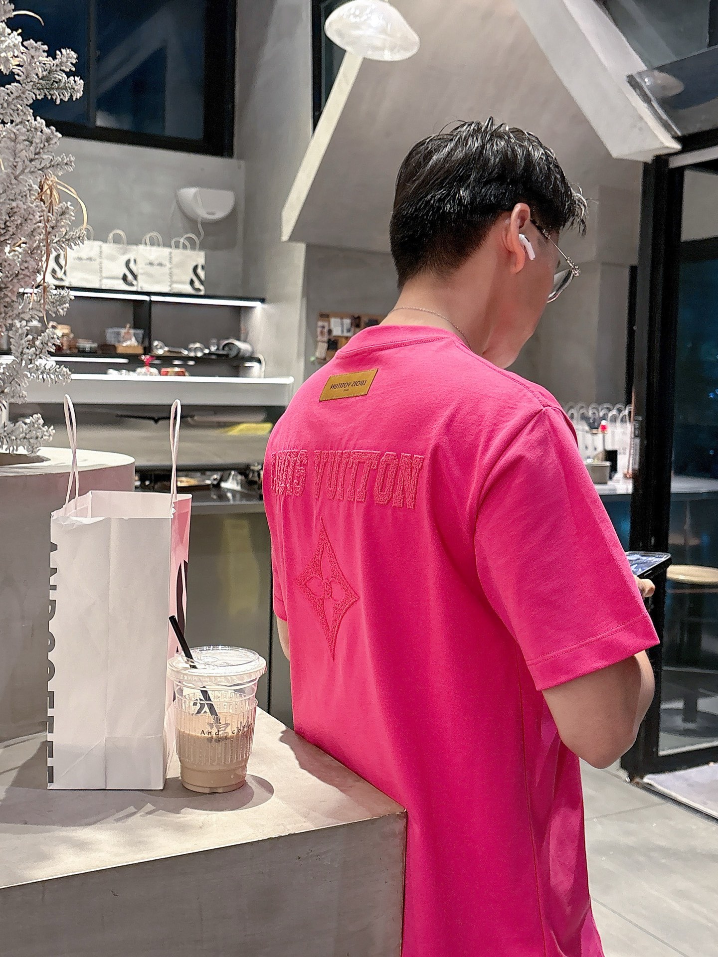    LV  三标齐全。 2025夏季新款最新品短袖T恤，专柜同步有售，原单狠货，时尚进口原版科技面料，