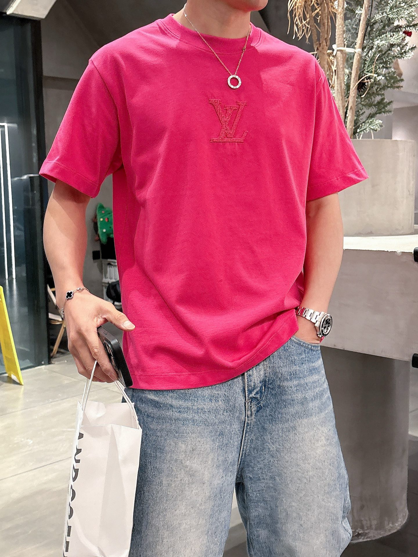    LV  三标齐全。 2025夏季新款最新品短袖T恤，专柜同步有售，原单狠货，时尚进口原版科技面料，
