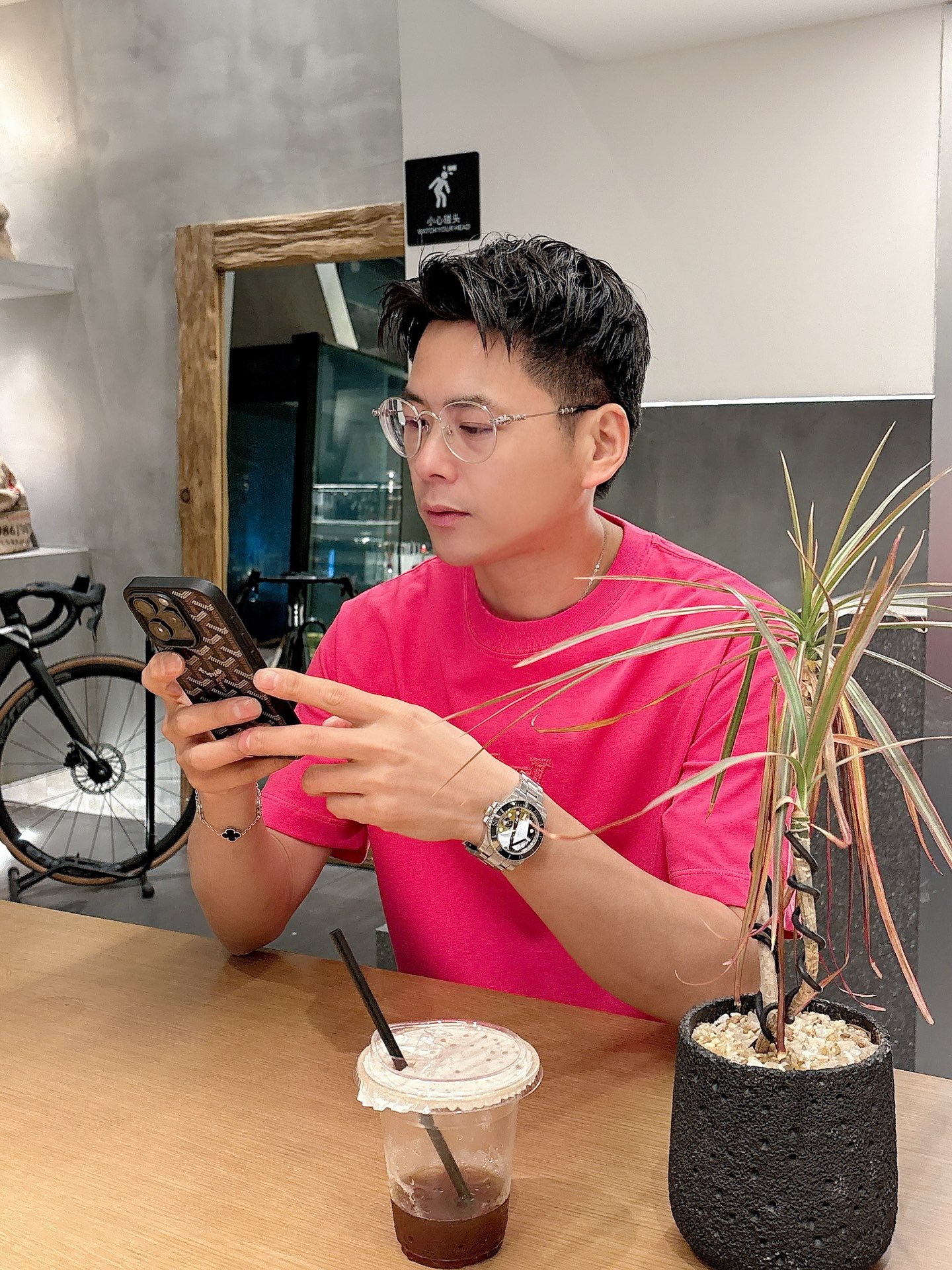    LV  三标齐全。 2025夏季新款最新品短袖T恤，专柜同步有售，原单狠货，时尚进口原版科技面料，