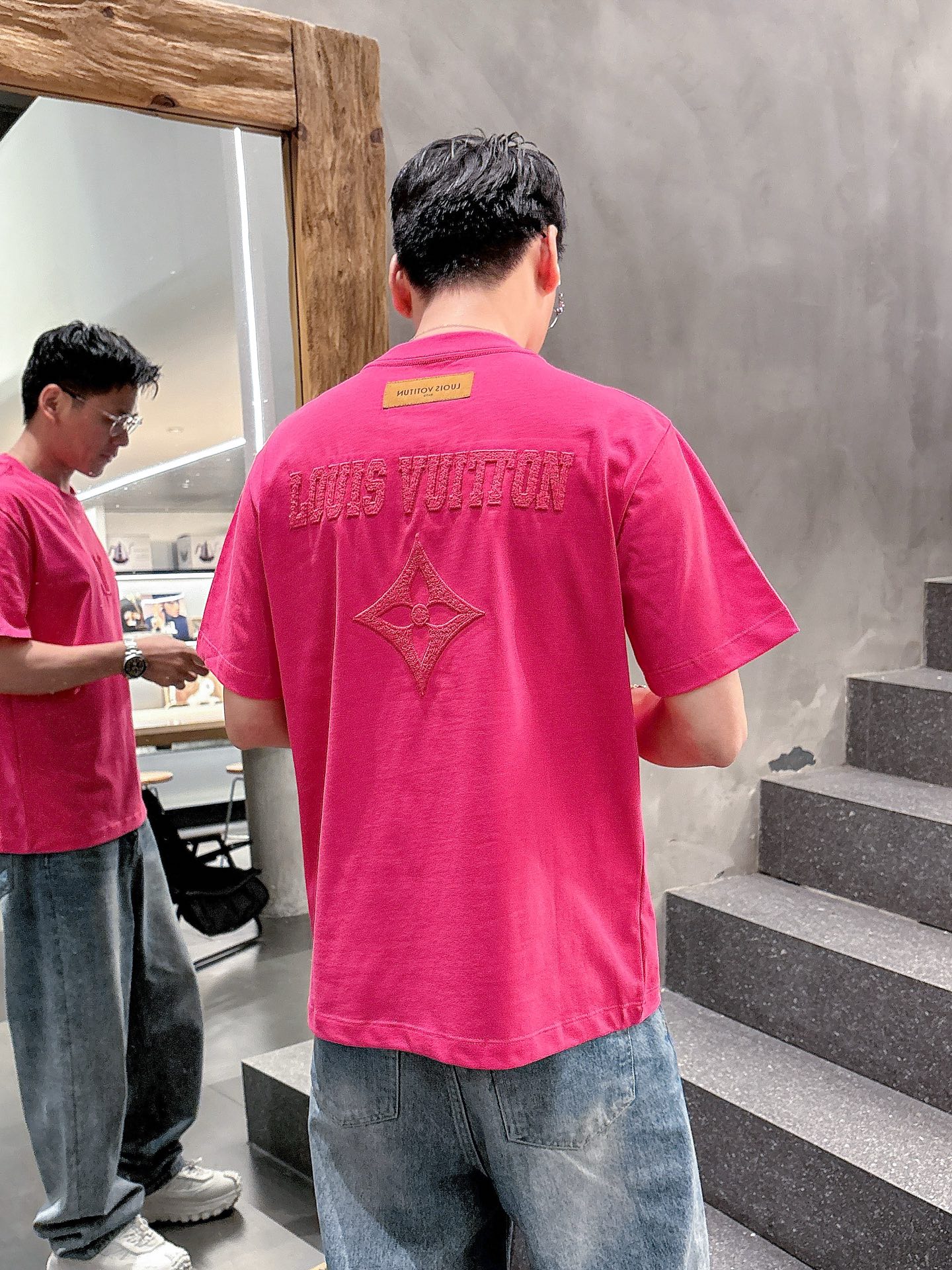    LV  三标齐全。 2025夏季新款最新品短袖T恤，专柜同步有售，原单狠货，时尚进口原版科技面料，