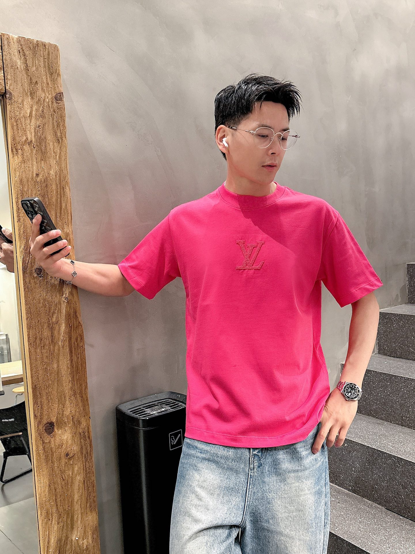    LV  三标齐全。 2025夏季新款最新品短袖T恤，专柜同步有售，原单狠货，时尚进口原版科技面料，
