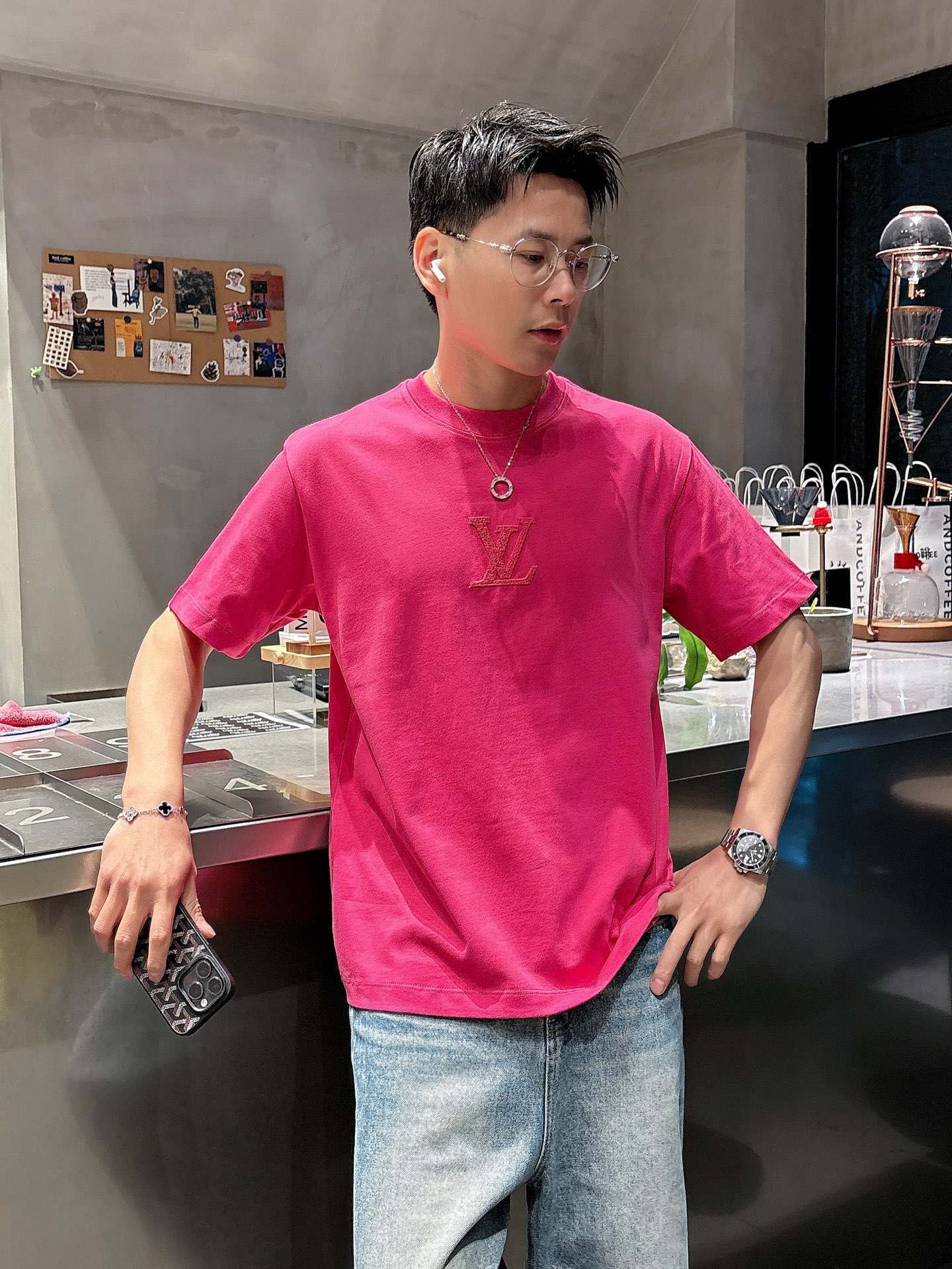    LV  三标齐全。 2025夏季新款最新品短袖T恤，专柜同步有售，原单狠货，时尚进口原版科技面料，