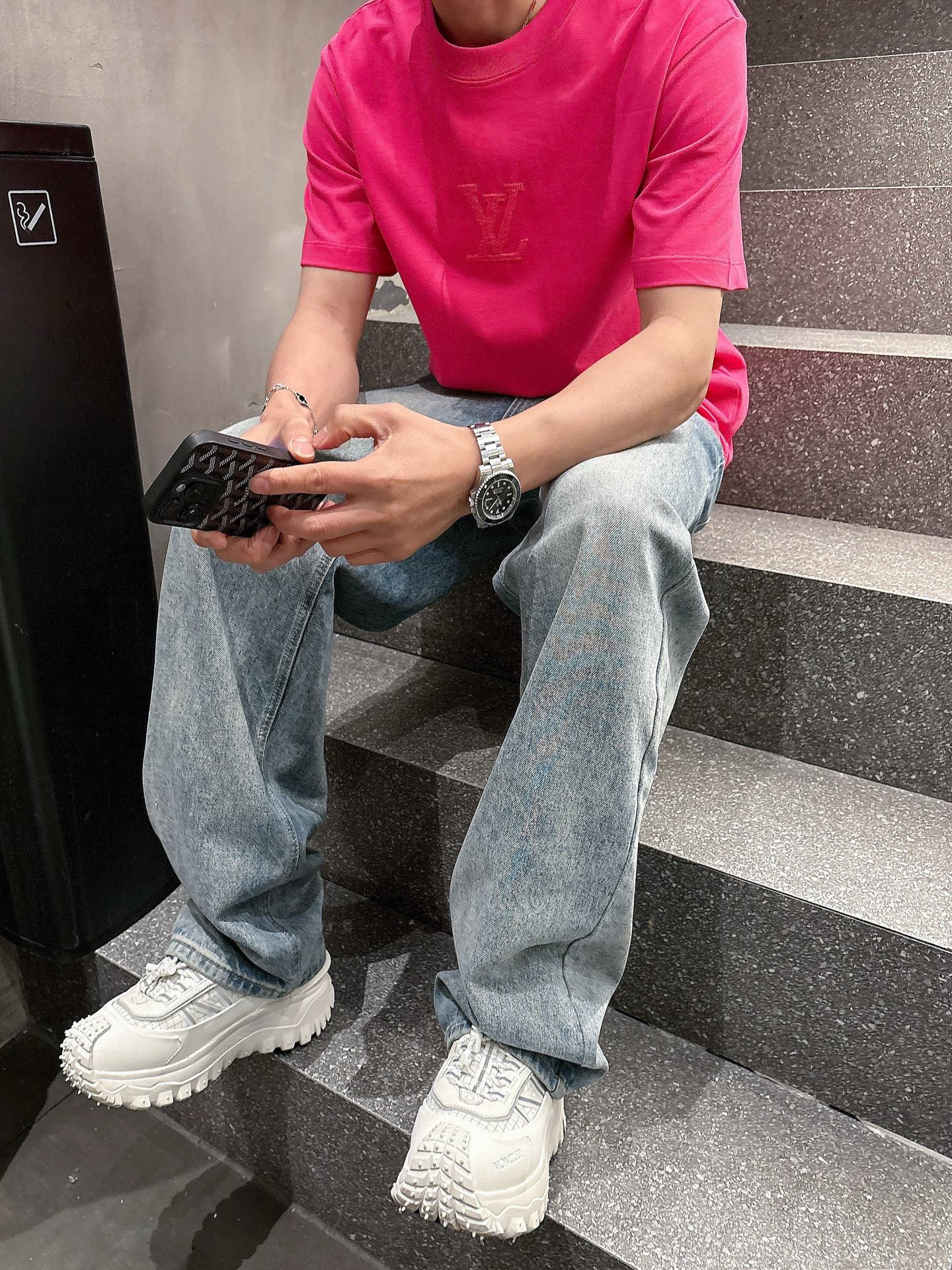    LV  三标齐全。 2025夏季新款最新品短袖T恤，专柜同步有售，原单狠货，时尚进口原版科技面料，