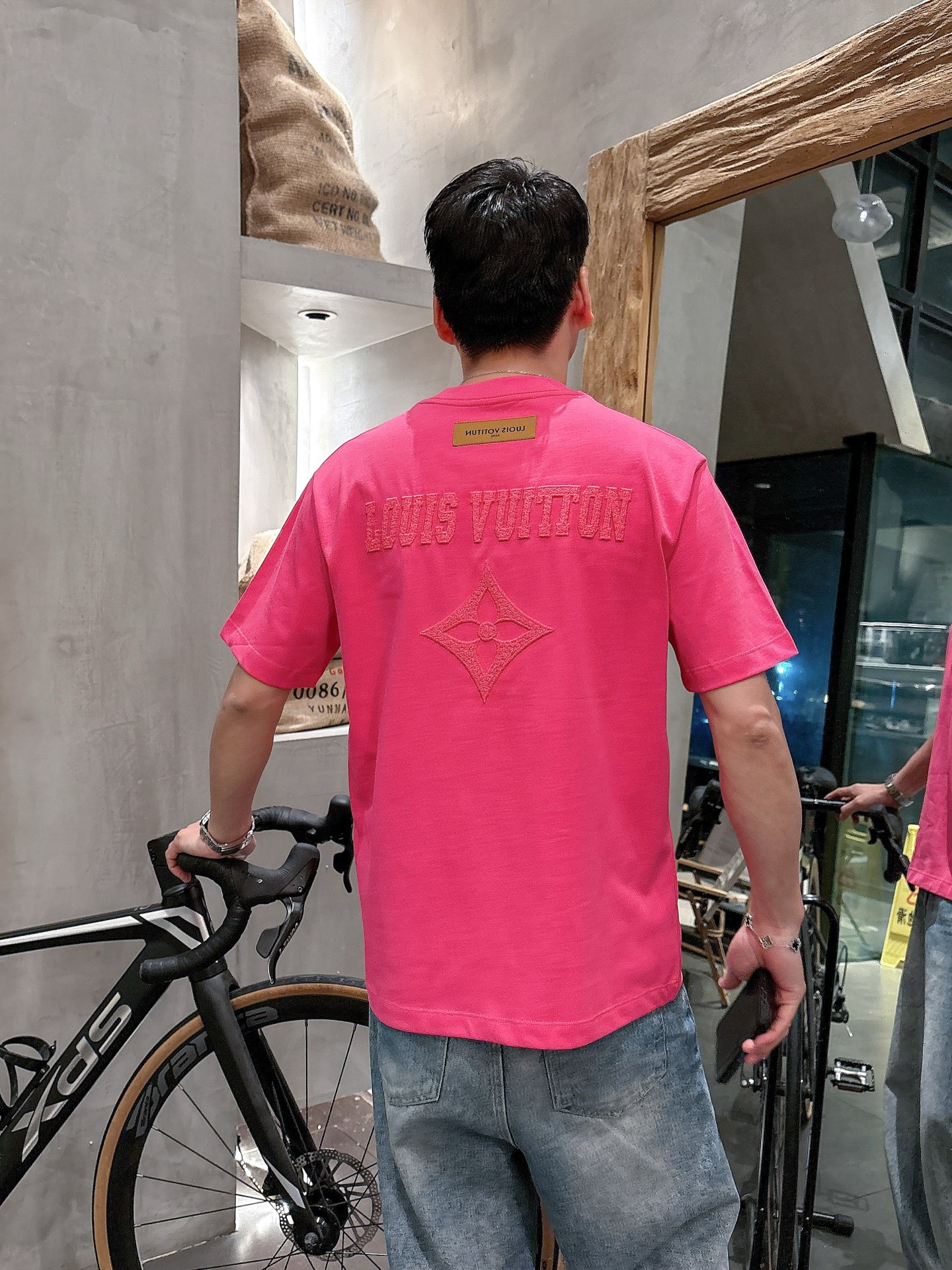    LV  三标齐全。 2025夏季新款最新品短袖T恤，专柜同步有售，原单狠货，时尚进口原版科技面料，