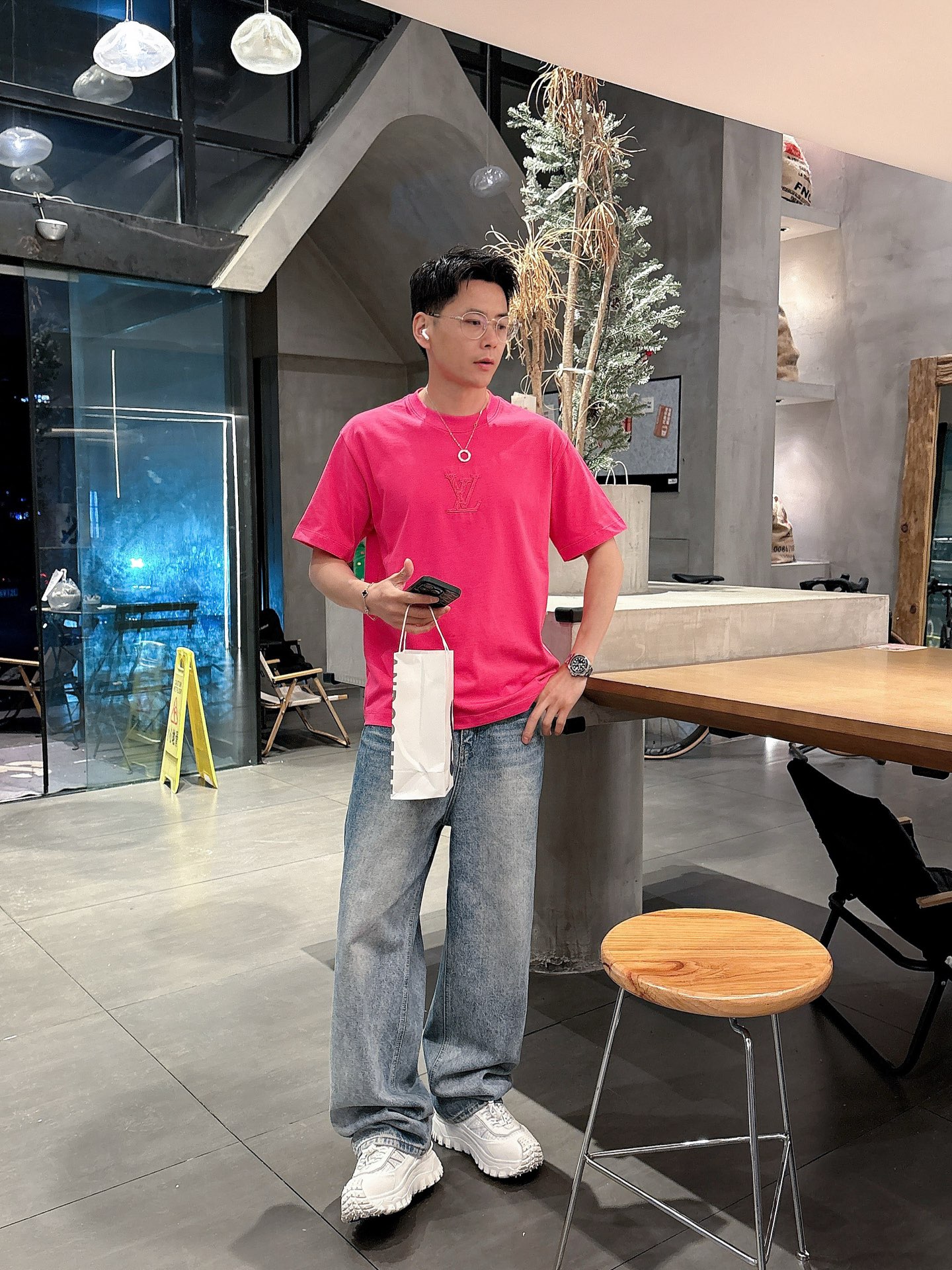    LV  三标齐全。 2025夏季新款最新品短袖T恤，专柜同步有售，原单狠货，时尚进口原版科技面料，