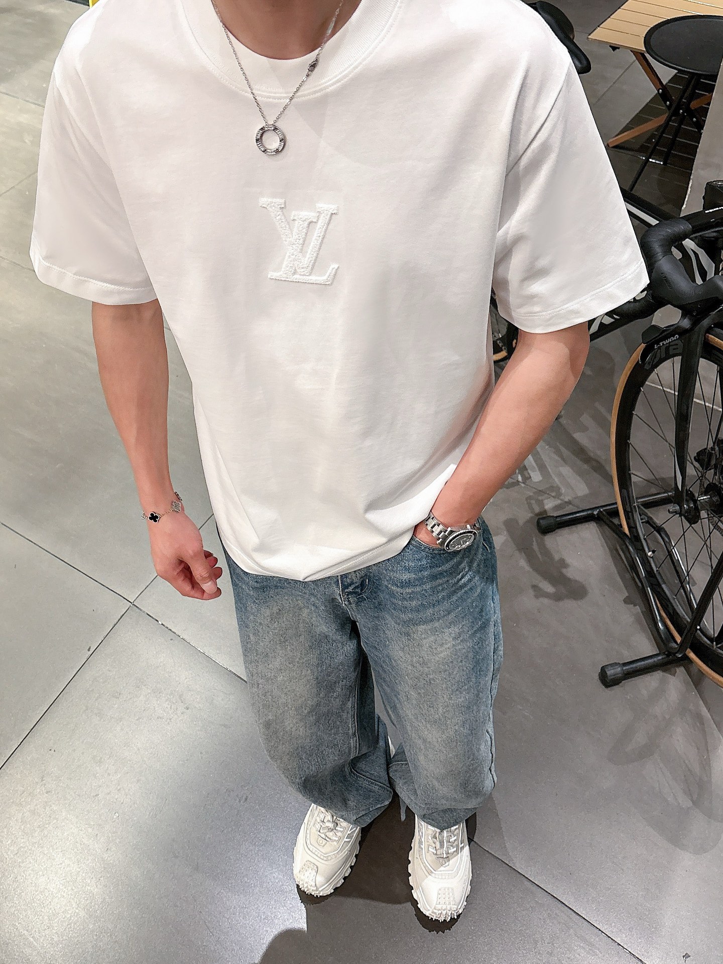    LV  三标齐全。 2025夏季新款最新品短袖T恤，专柜同步有售，原单狠货，时尚进口原版科技面料，