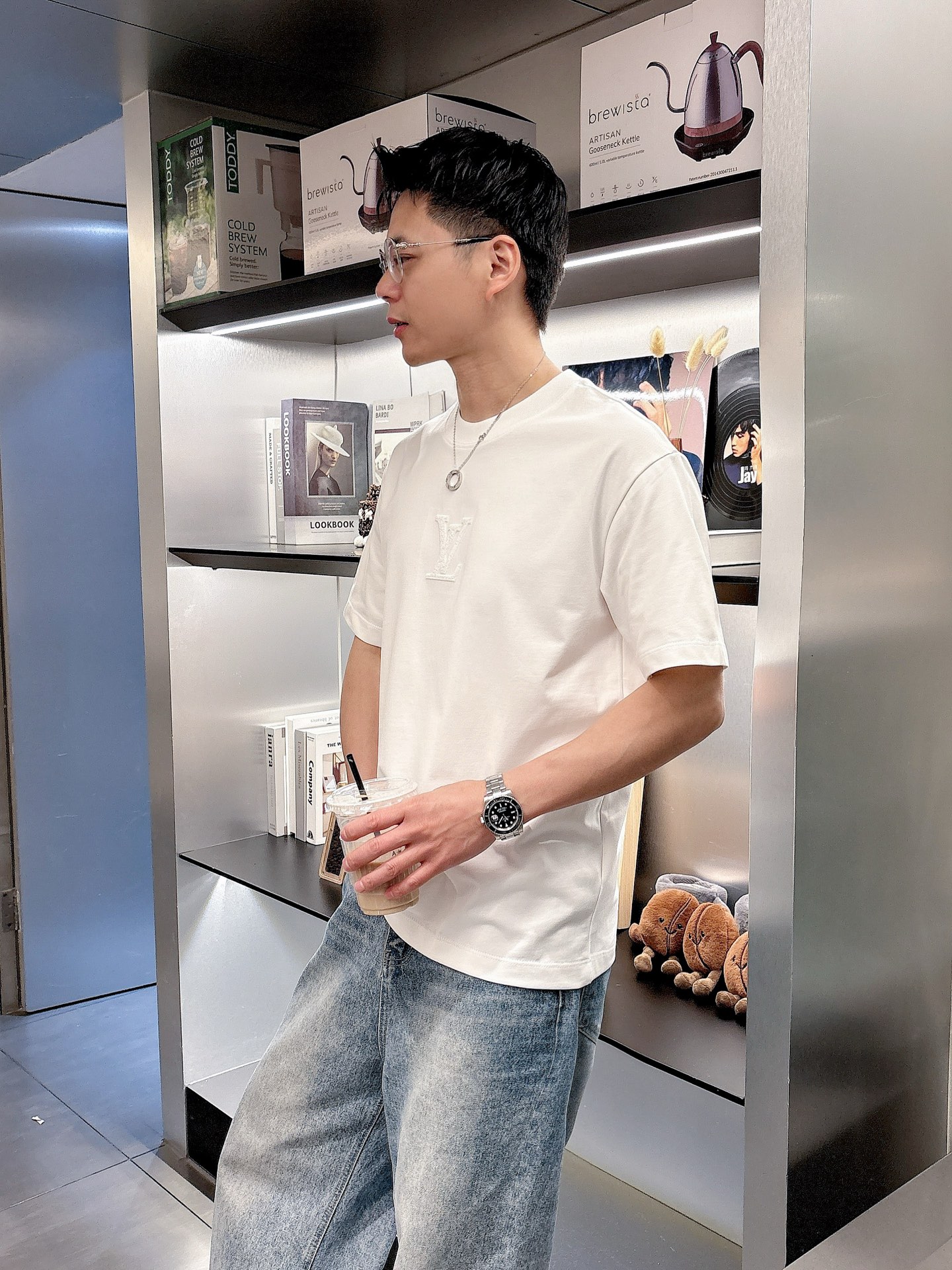    LV  三标齐全。 2025夏季新款最新品短袖T恤，专柜同步有售，原单狠货，时尚进口原版科技面料，
