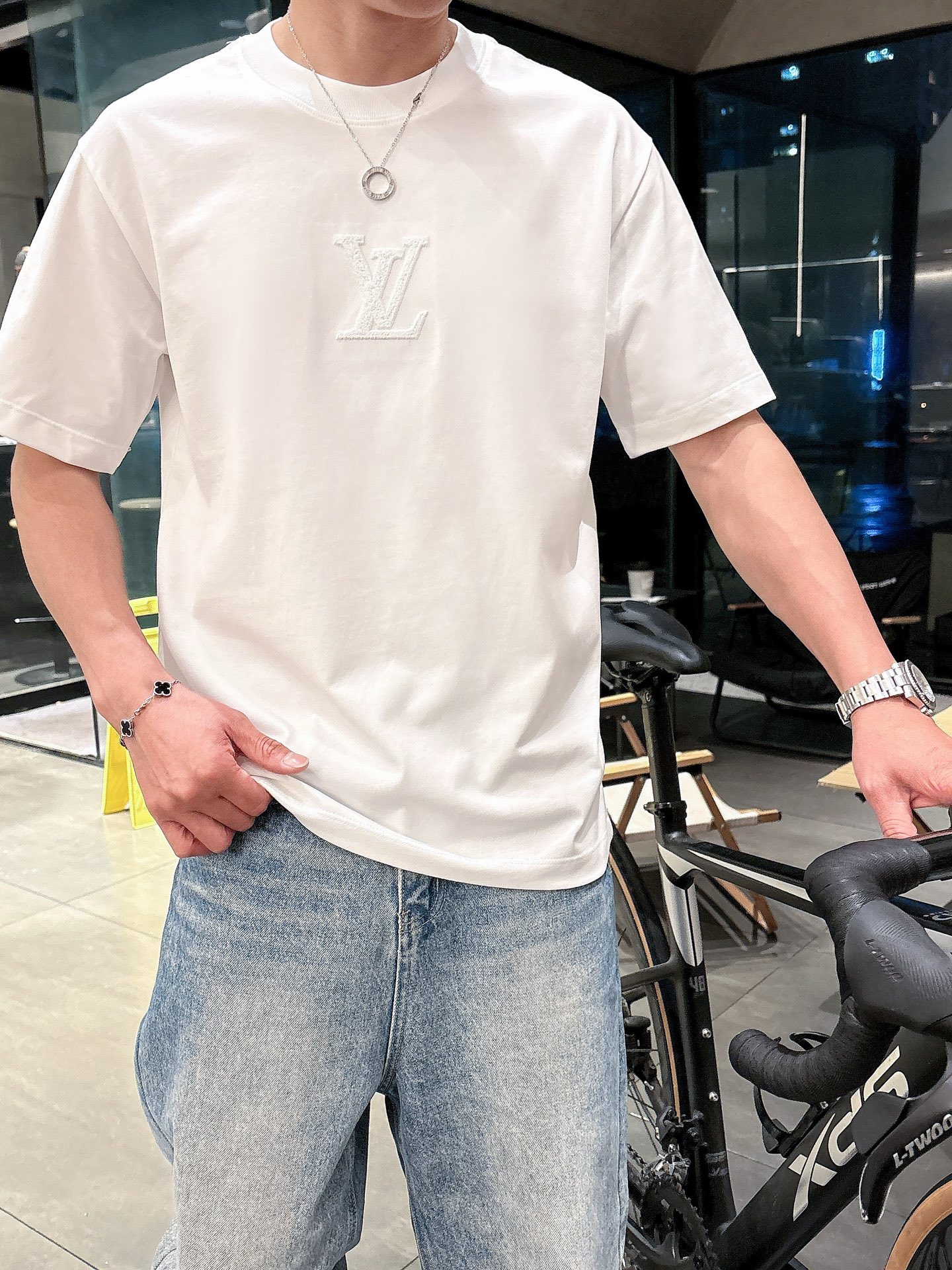    LV  三标齐全。 2025夏季新款最新品短袖T恤，专柜同步有售，原单狠货，时尚进口原版科技面料，