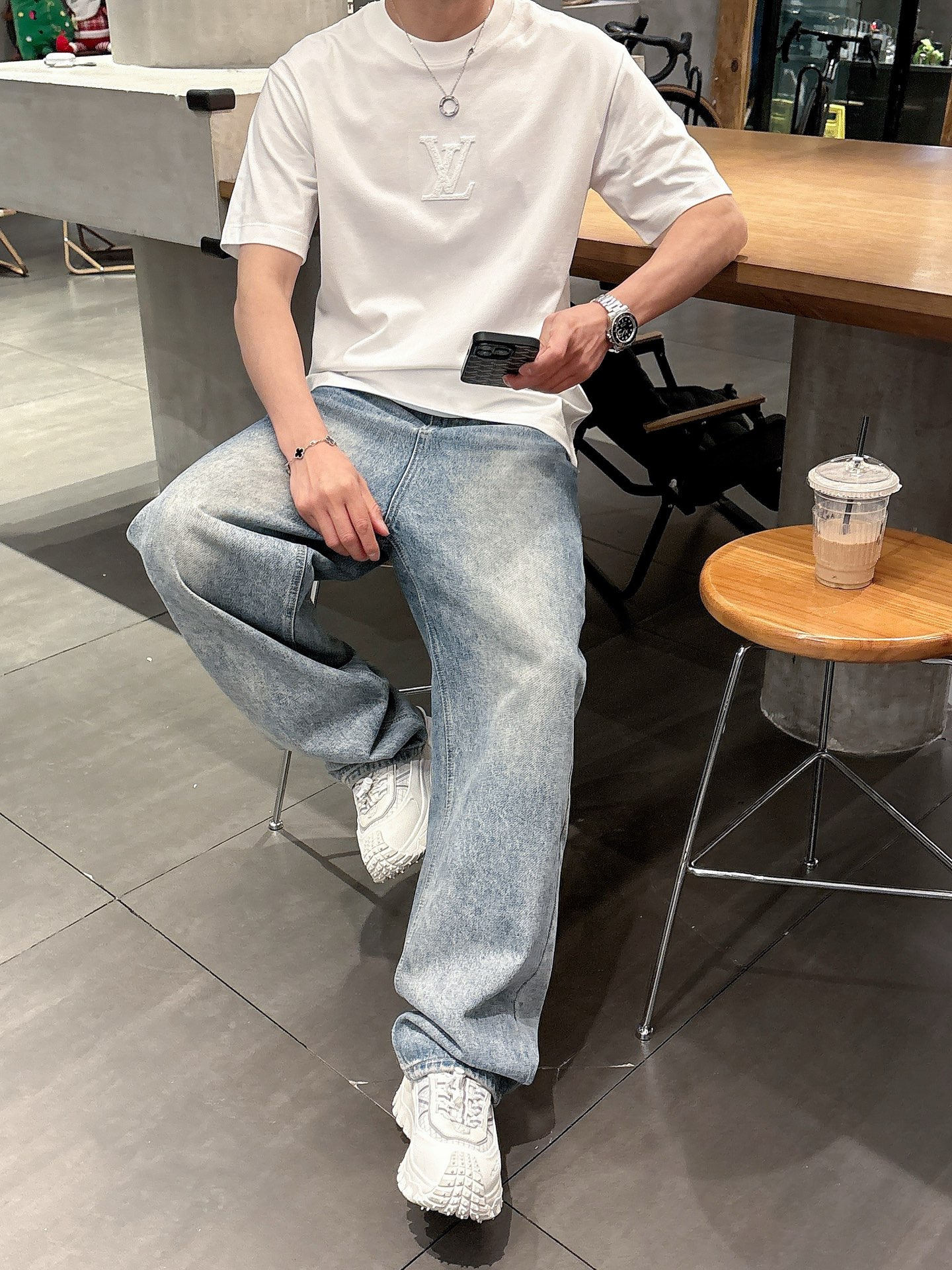    LV  三标齐全。 2025夏季新款最新品短袖T恤，专柜同步有售，原单狠货，时尚进口原版科技面料，