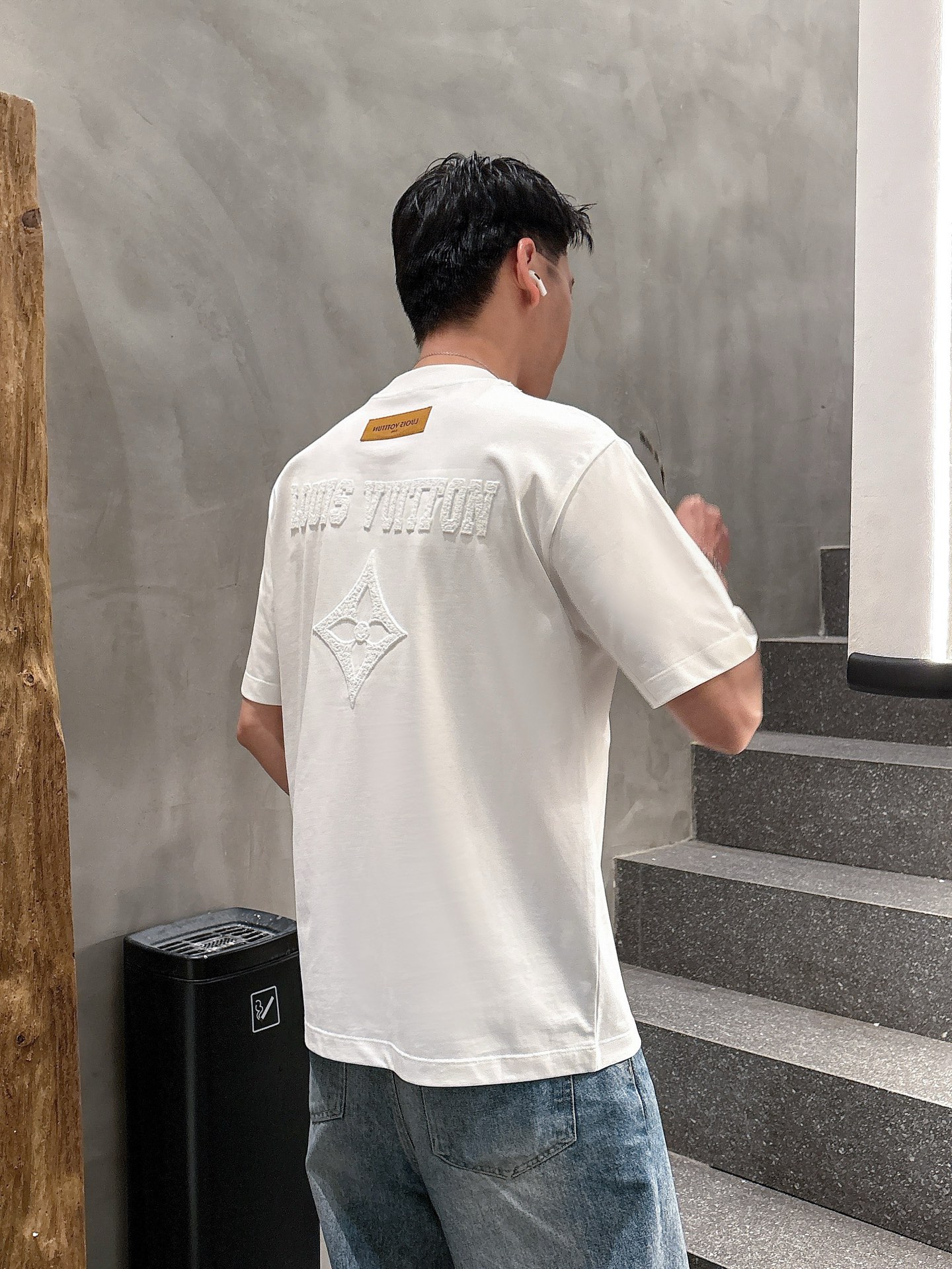    LV  三标齐全。 2025夏季新款最新品短袖T恤，专柜同步有售，原单狠货，时尚进口原版科技面料，